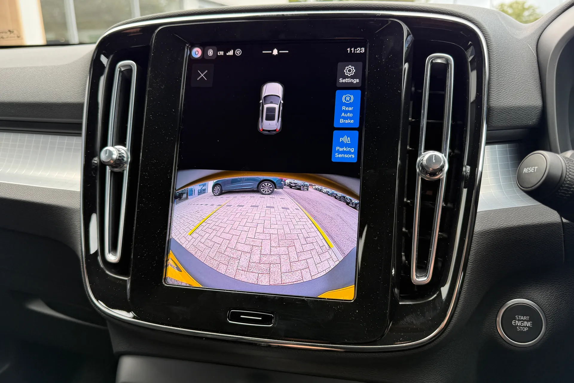 Volvo XC40 thumbnail image number 4