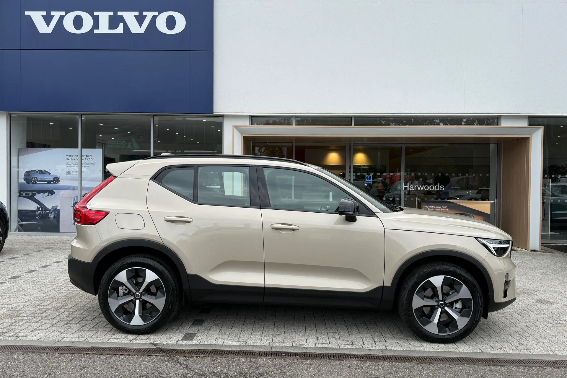 Volvo XC40 thumbnail image number 2