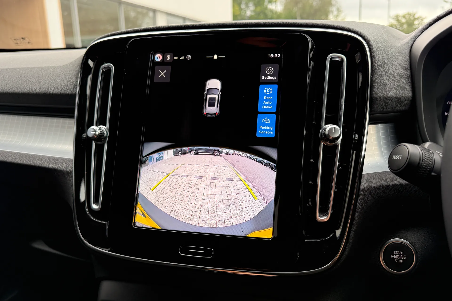 Volvo XC40 thumbnail image number 4