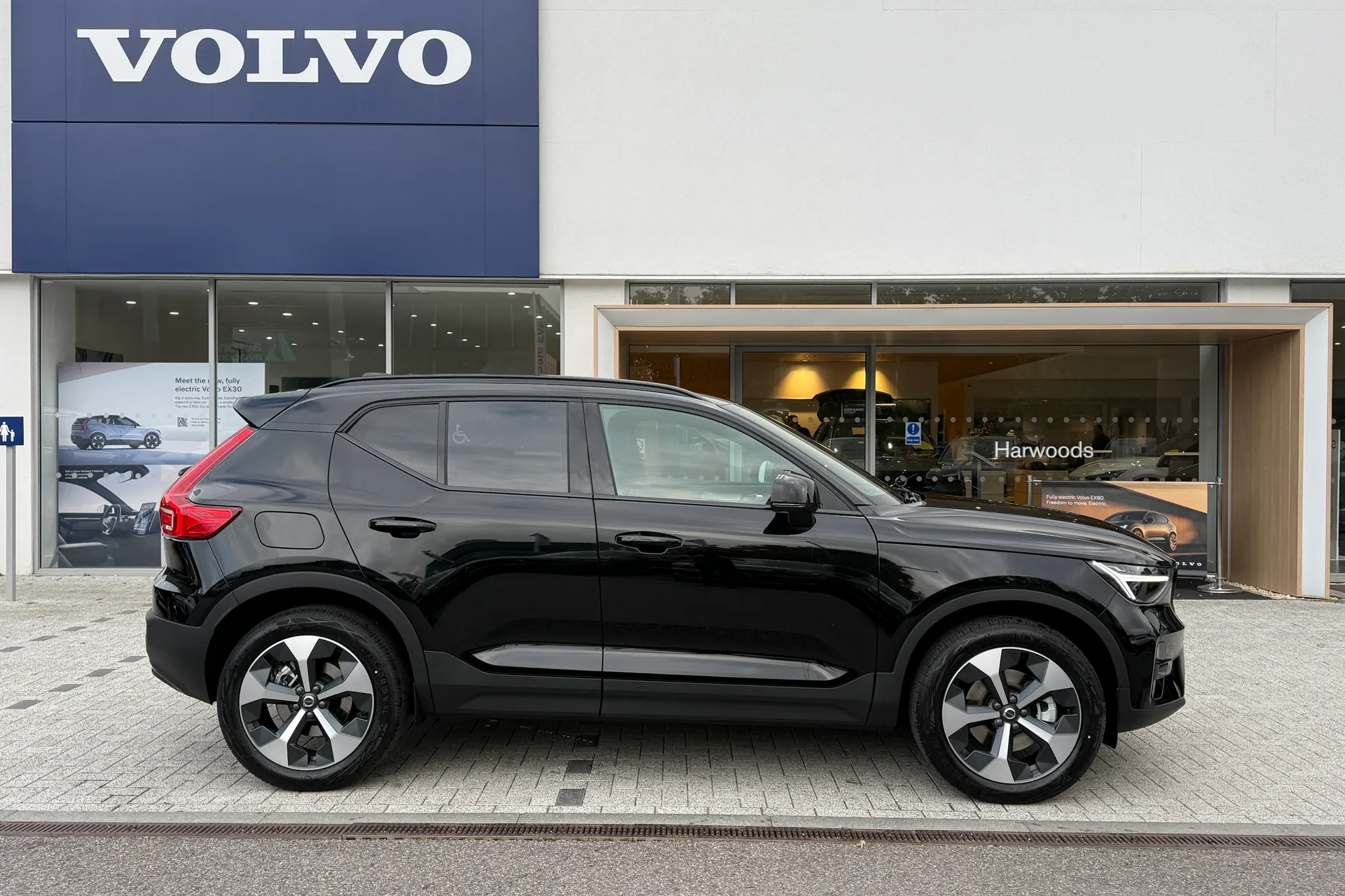 Volvo XC40 thumbnail image number 2