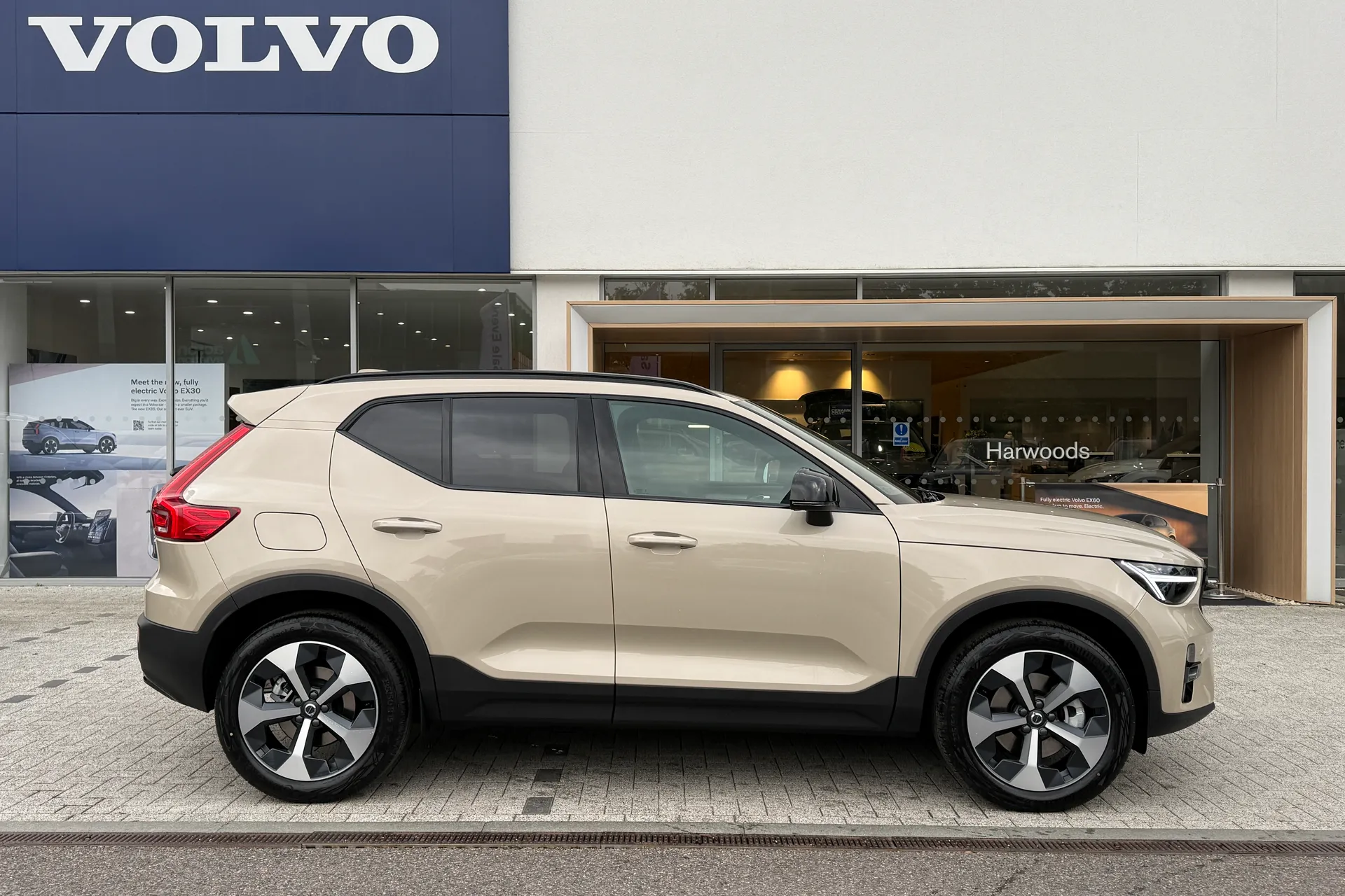 Volvo XC40 thumbnail image number 2