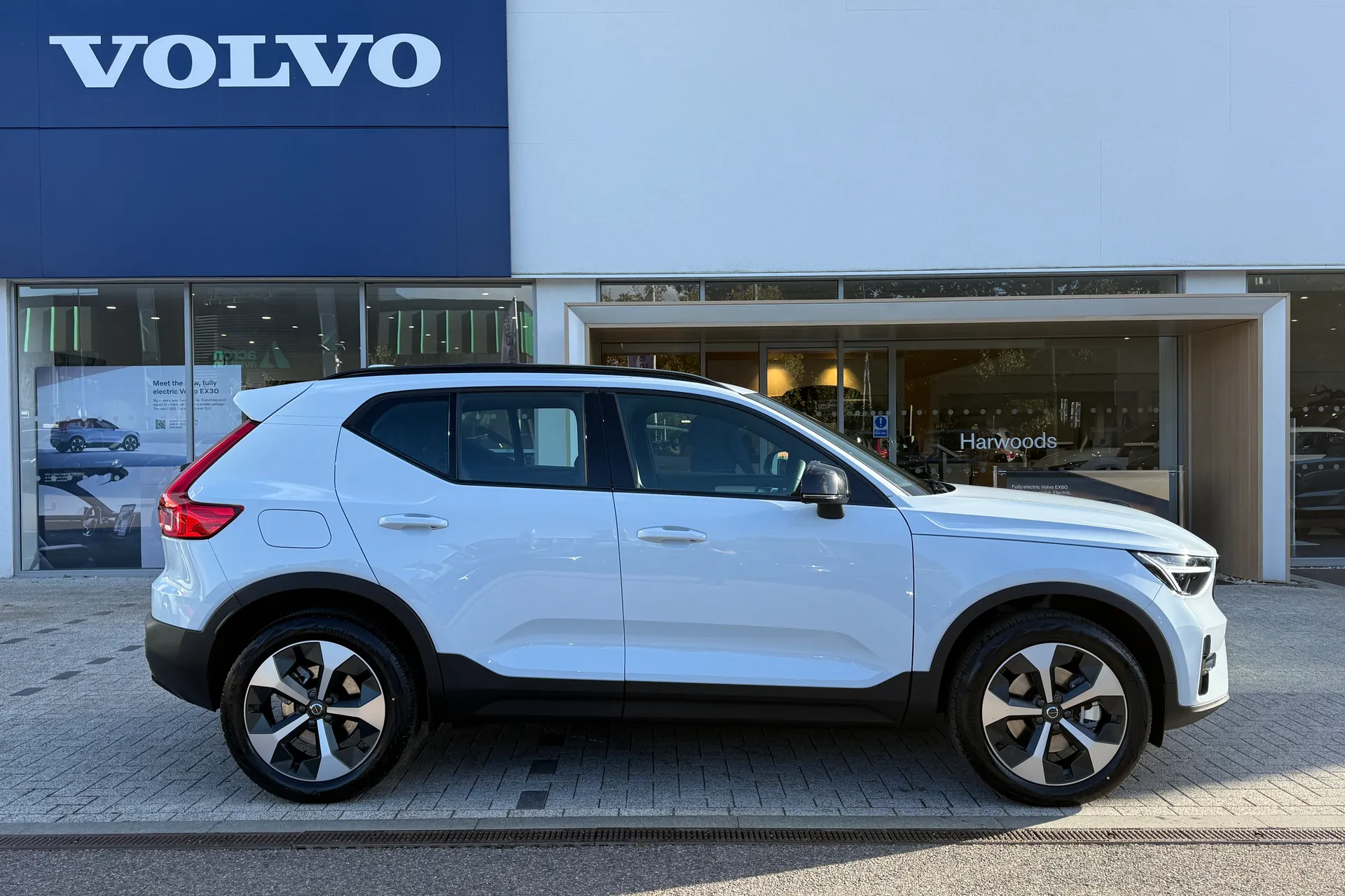 Volvo XC40 thumbnail image number 2
