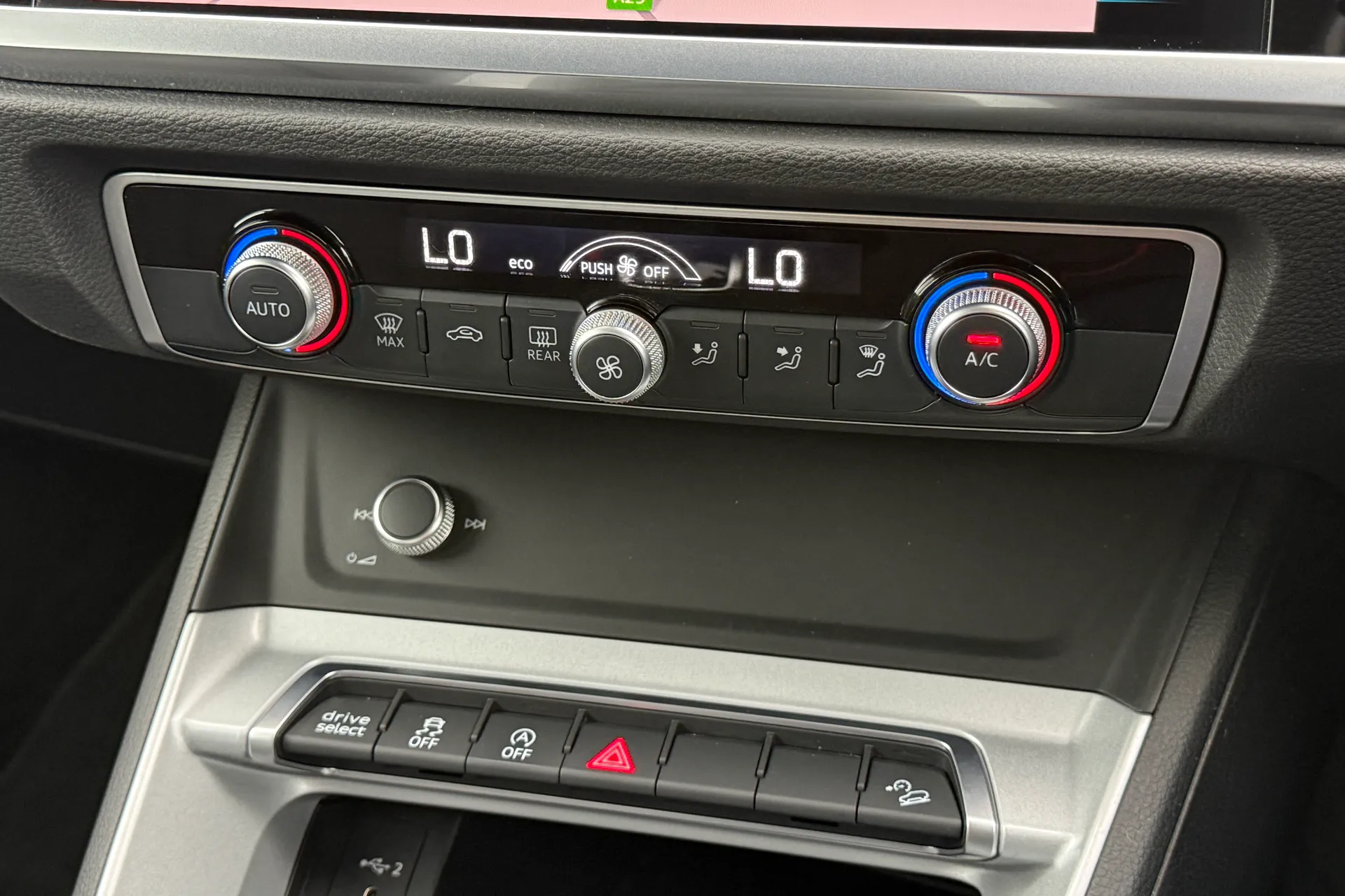 Audi Q3 thumbnail image number 15