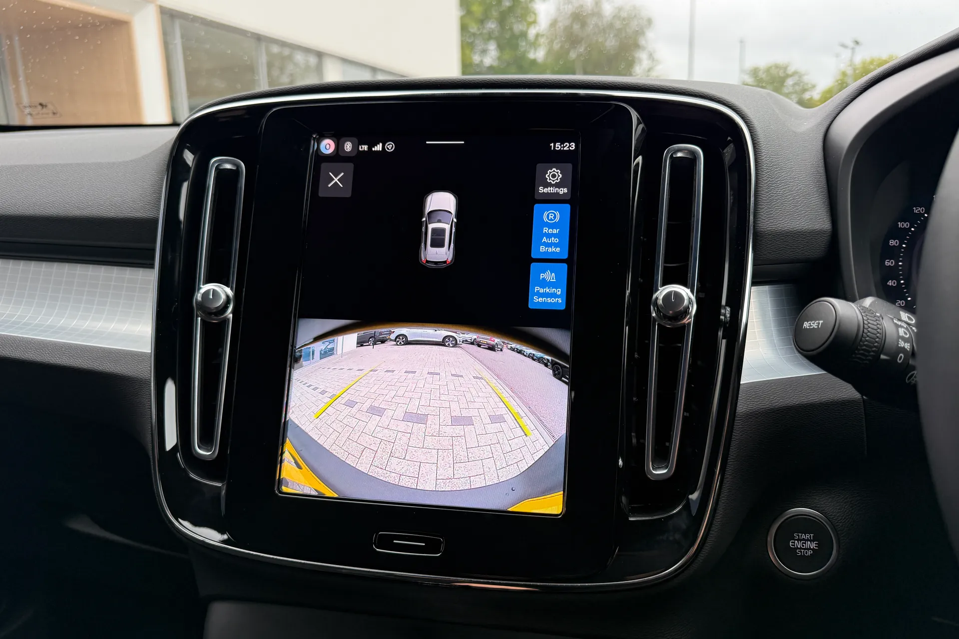 Volvo XC40 thumbnail image number 4