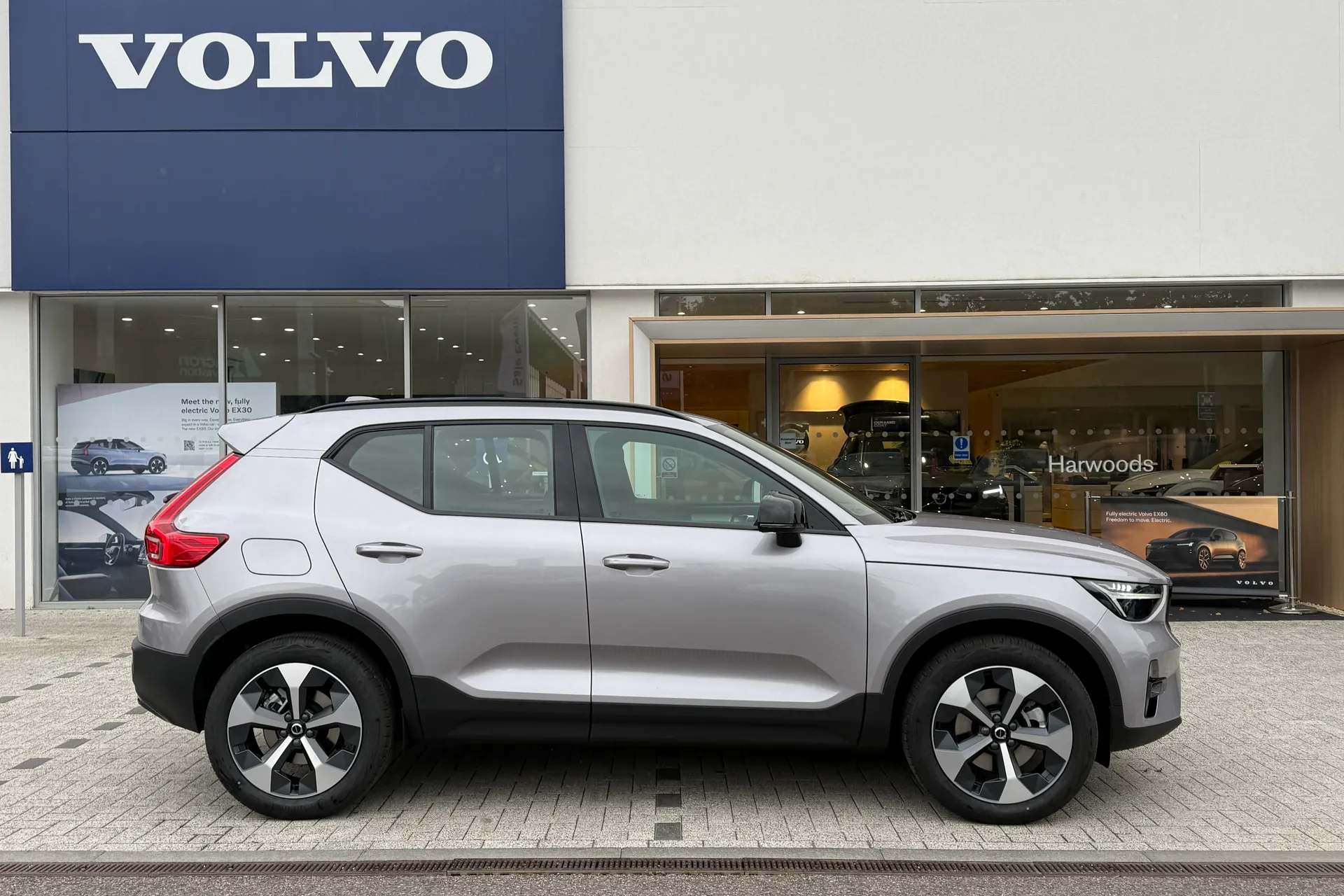 Volvo XC40 thumbnail image number 2