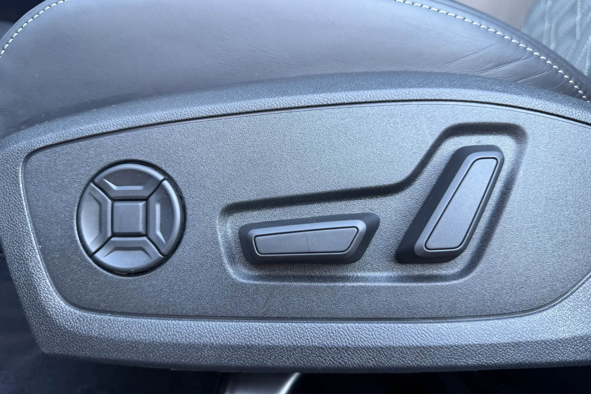 Audi Q4 thumbnail image number 23