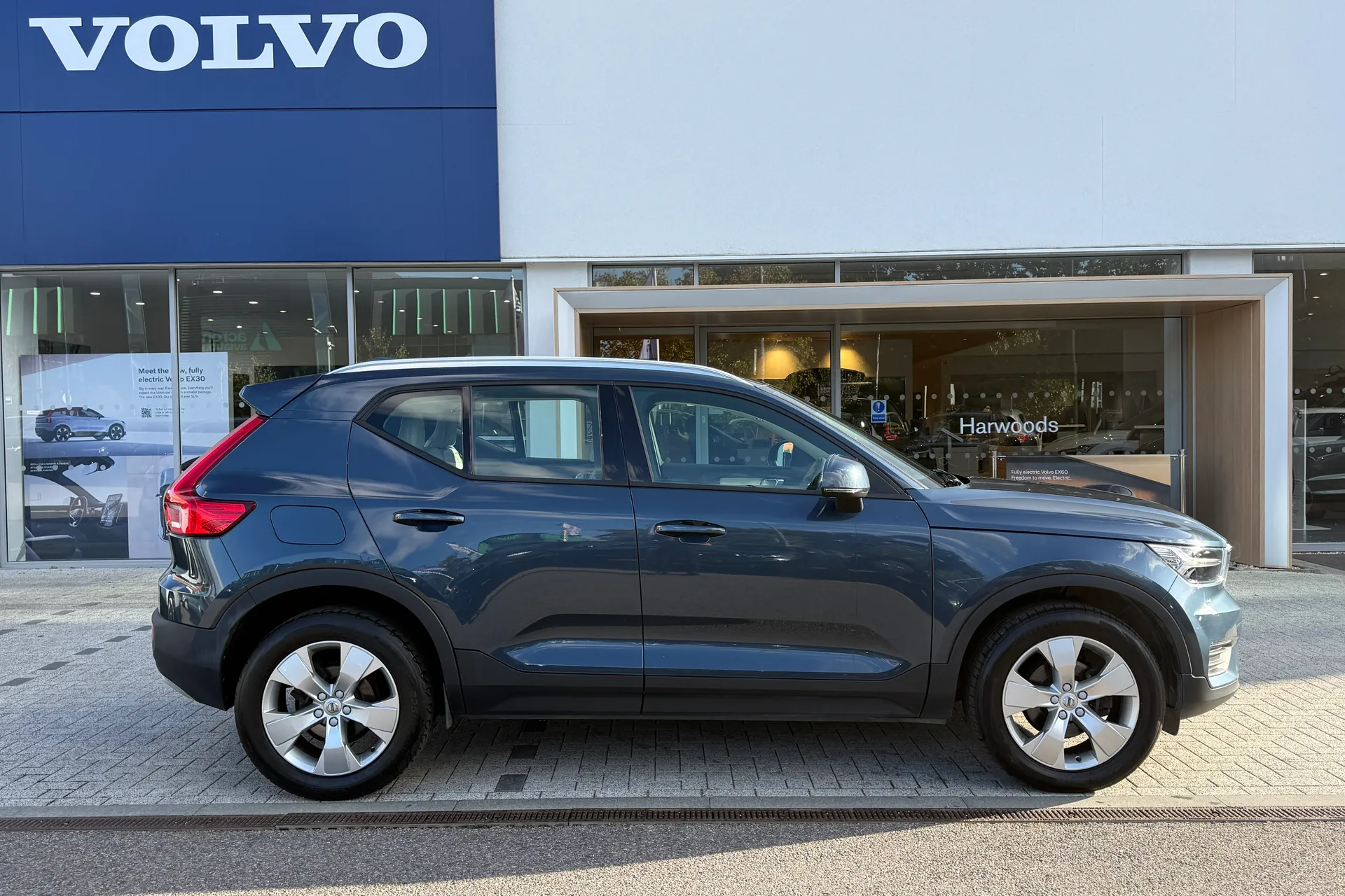 Volvo XC40 thumbnail image number 2