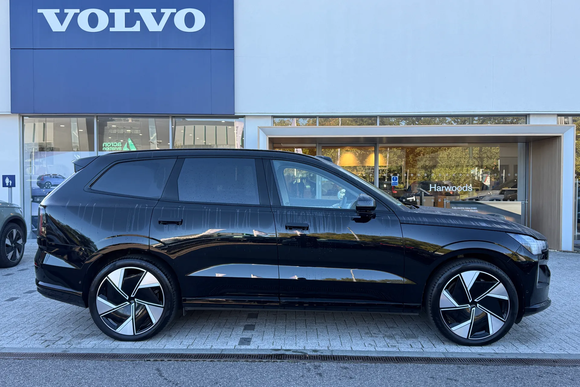 Volvo EX90 thumbnail image number 2
