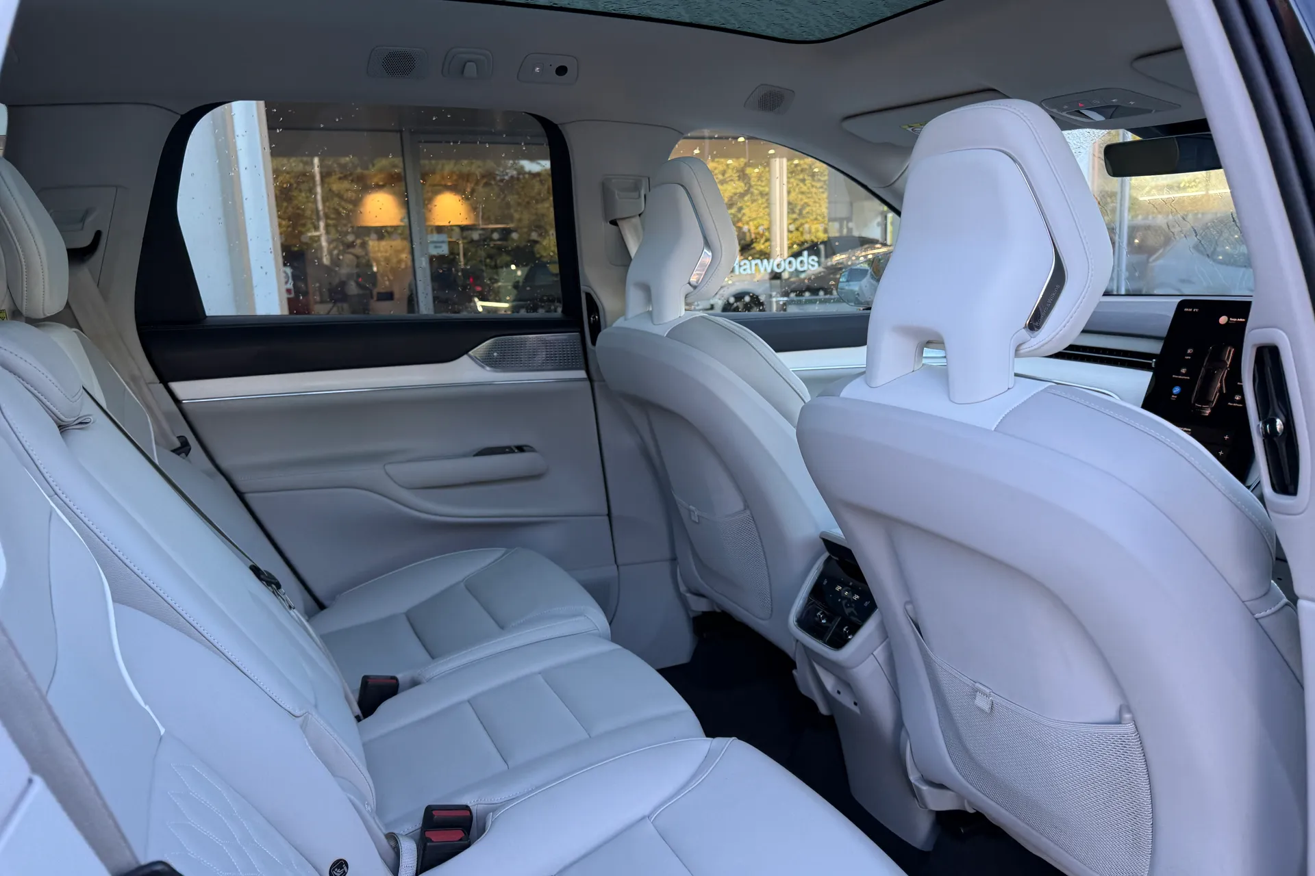 Volvo EX90 thumbnail image number 24