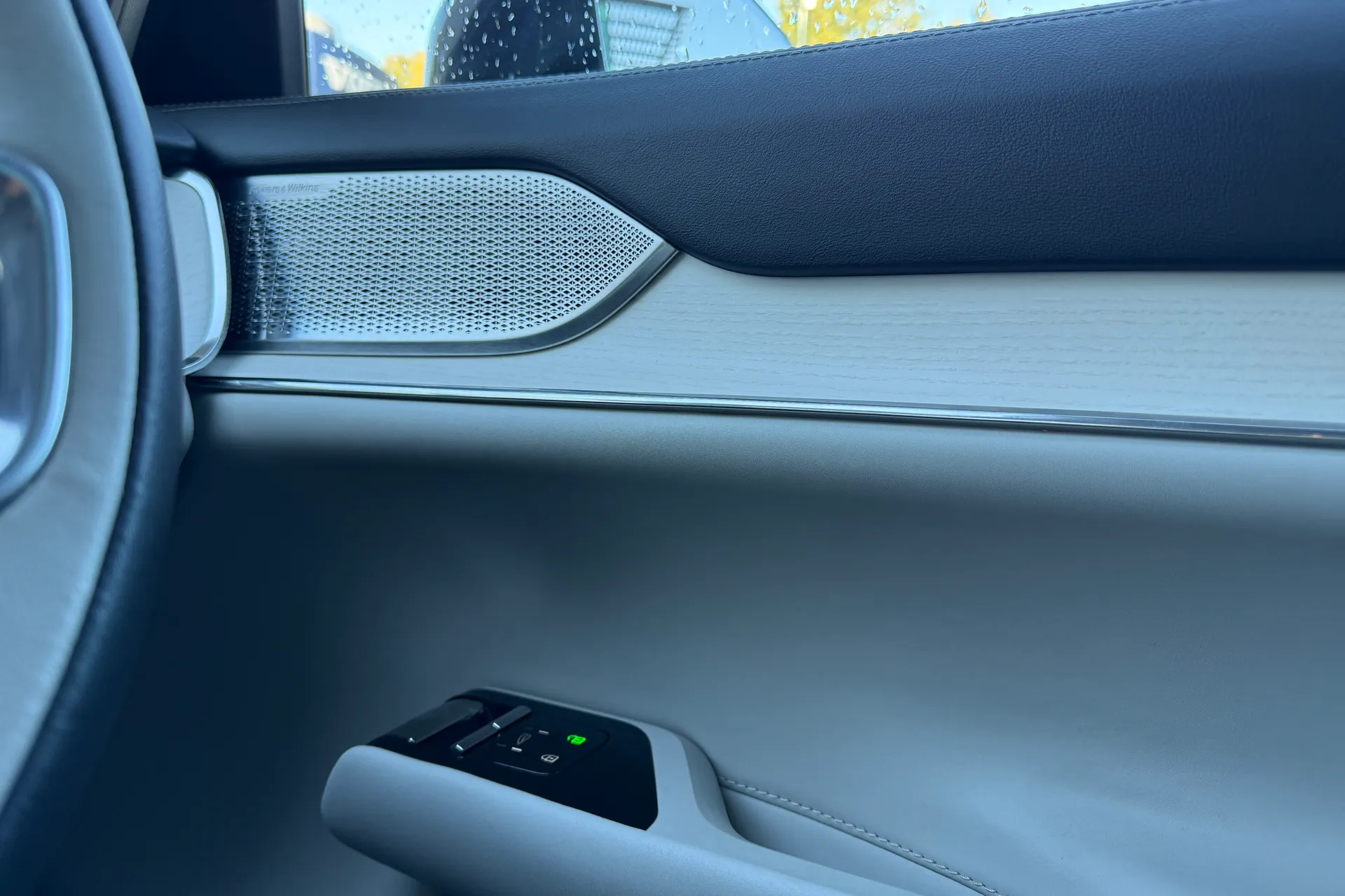 Volvo EX90 thumbnail image number 41