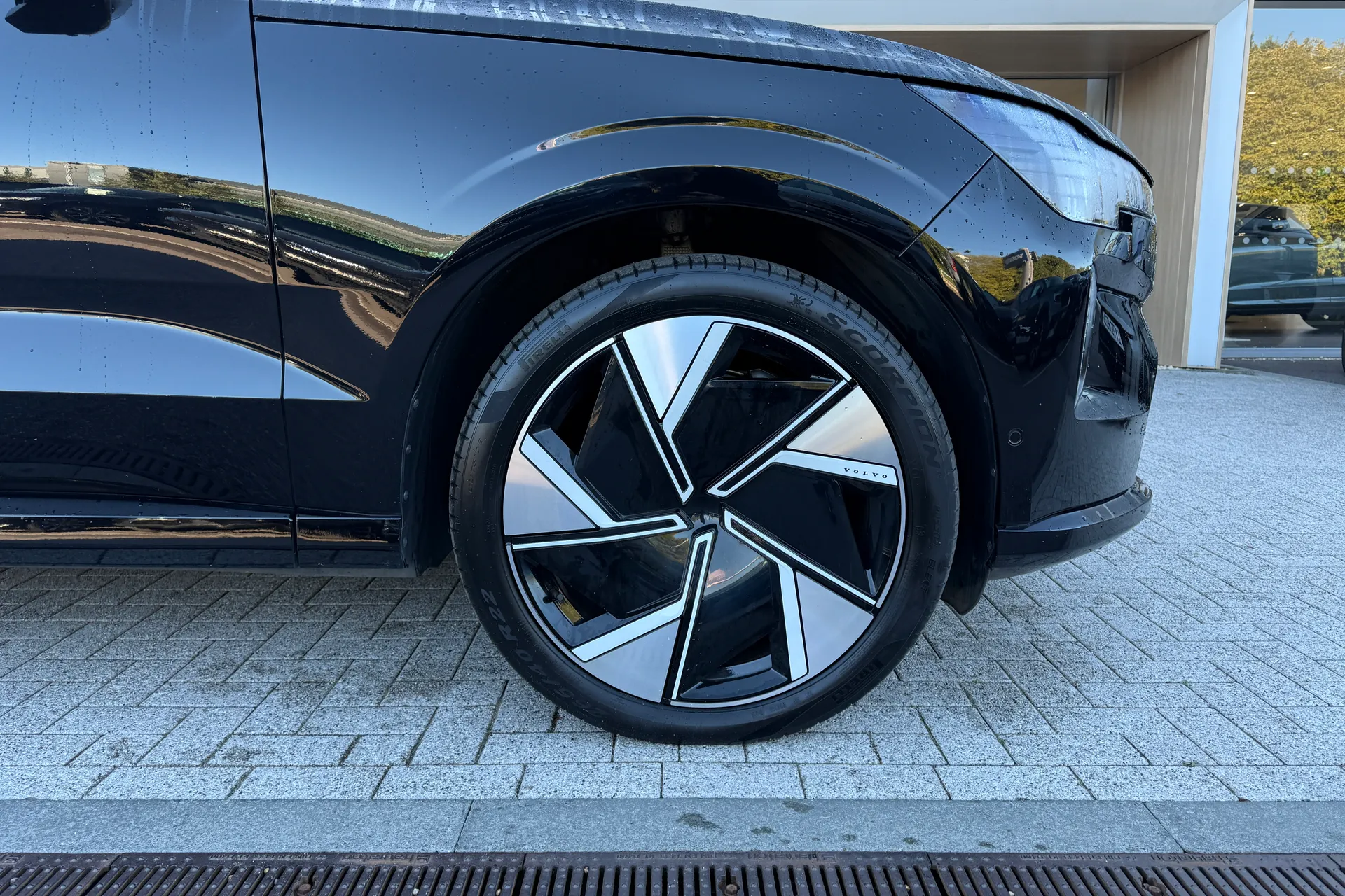 Volvo EX90 thumbnail image number 15