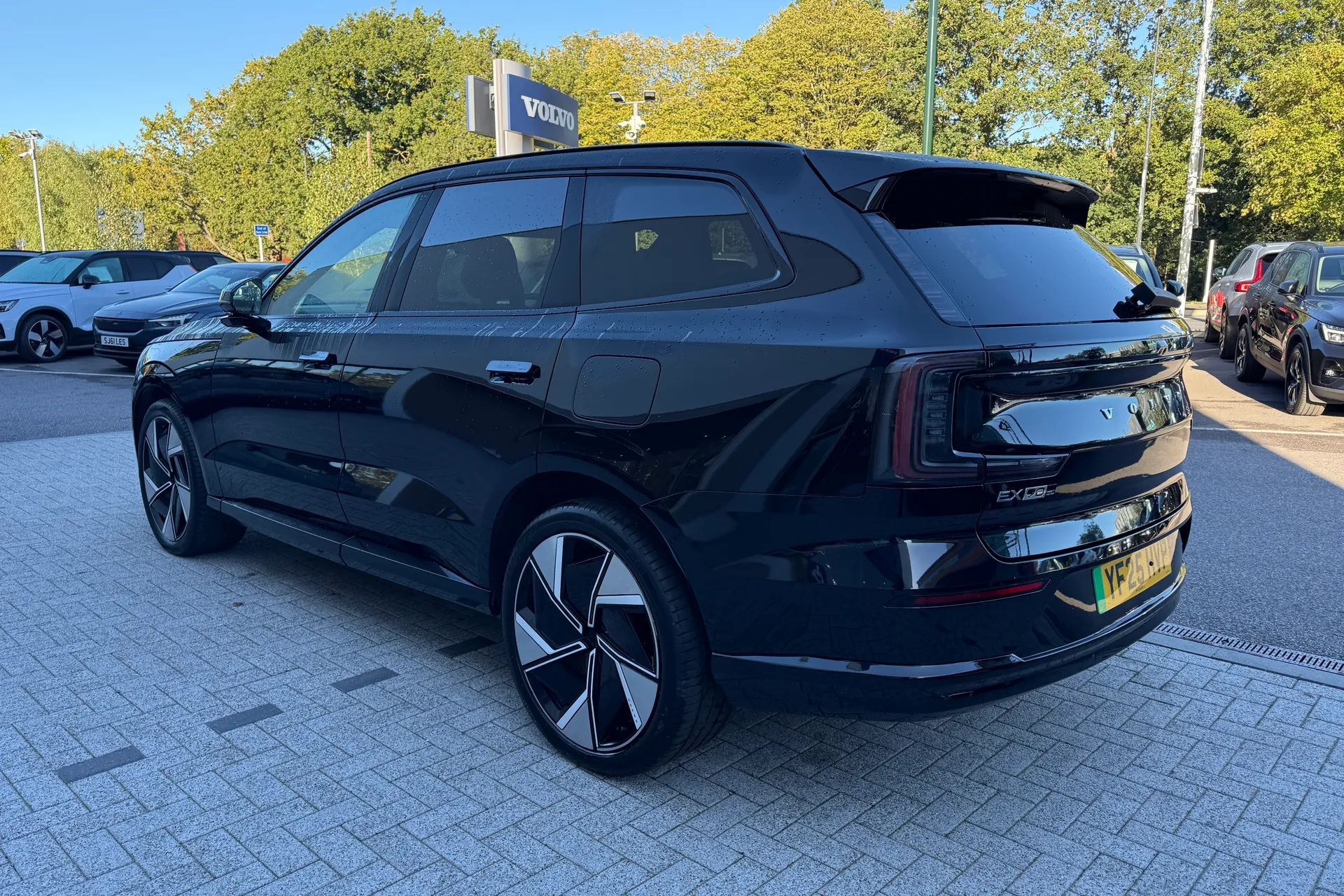 Volvo EX90 thumbnail image number 11