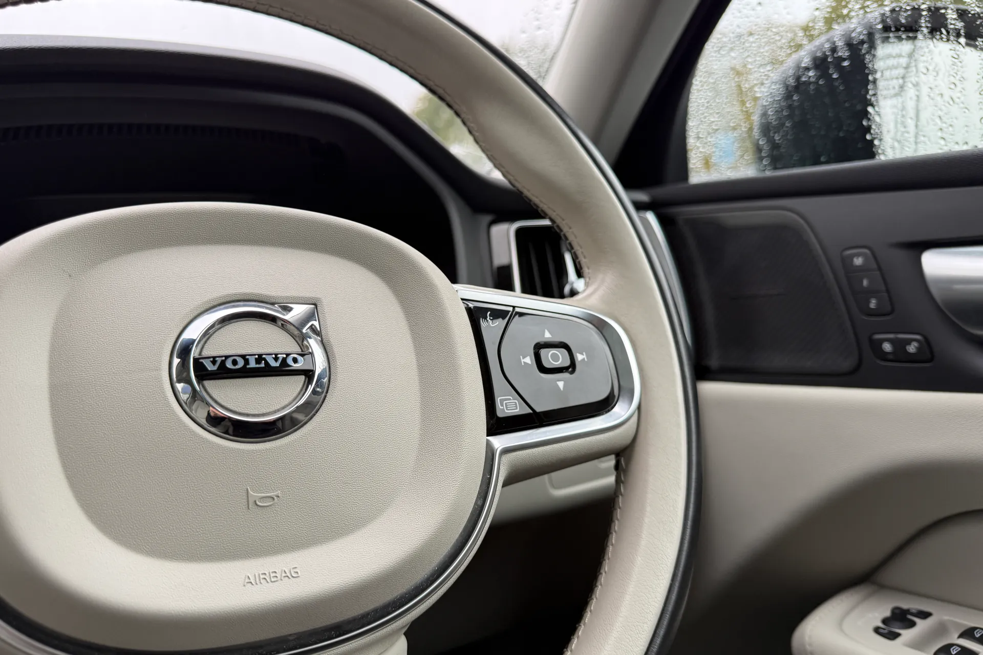 Volvo XC60 thumbnail image number 38