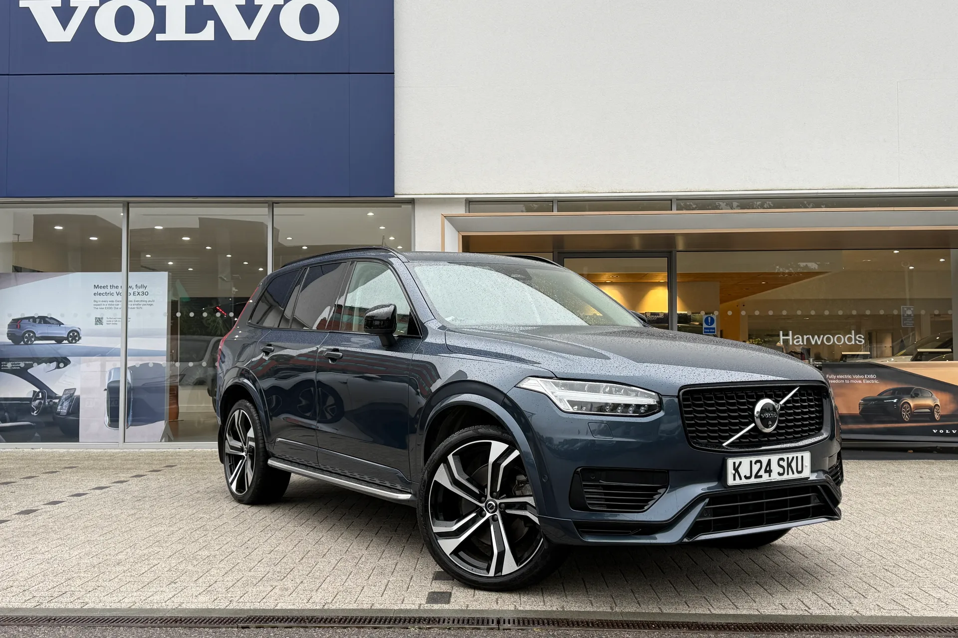 Volvo XC90 focused image