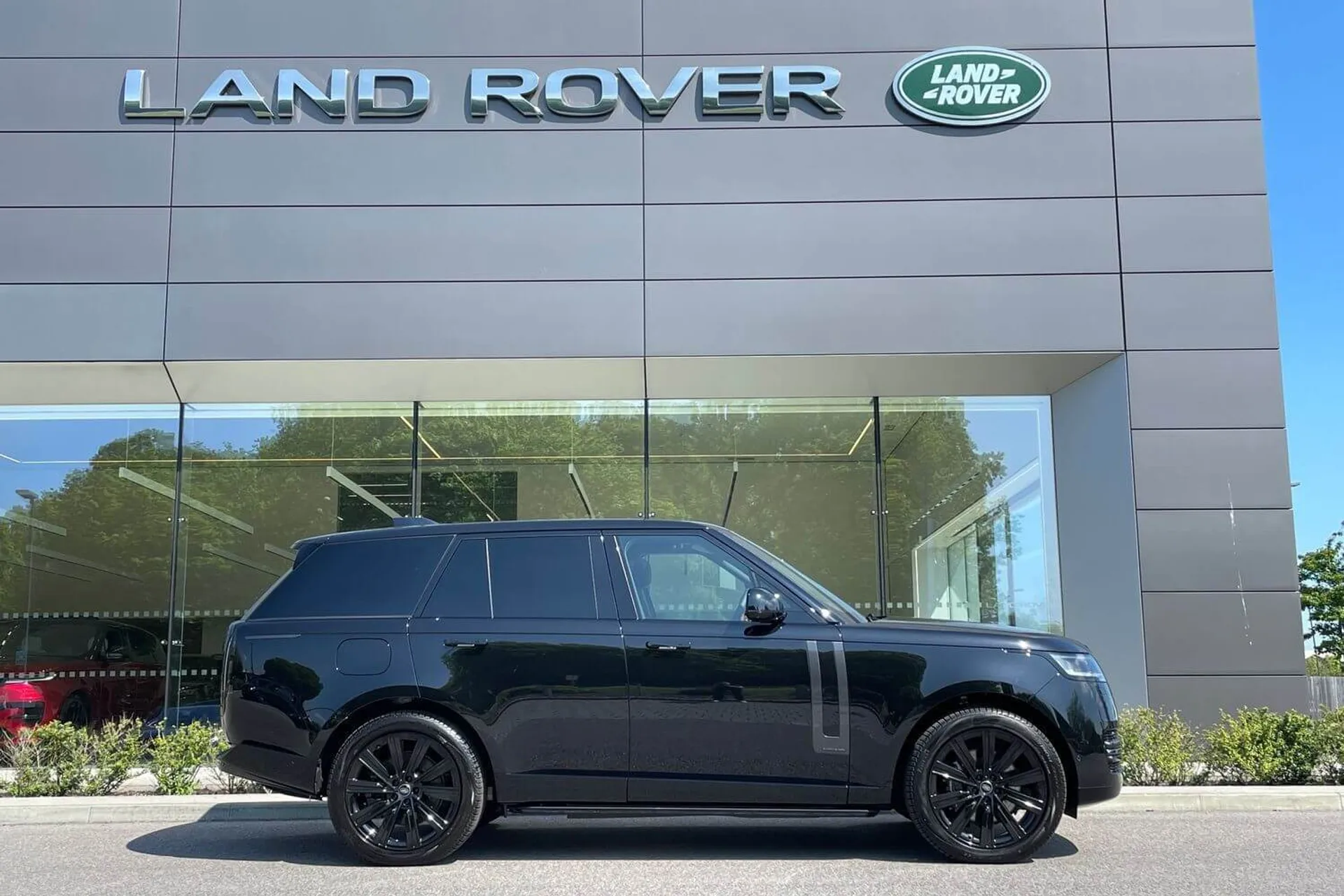 LAND ROVER RANGE ROVER thumbnail image number 2