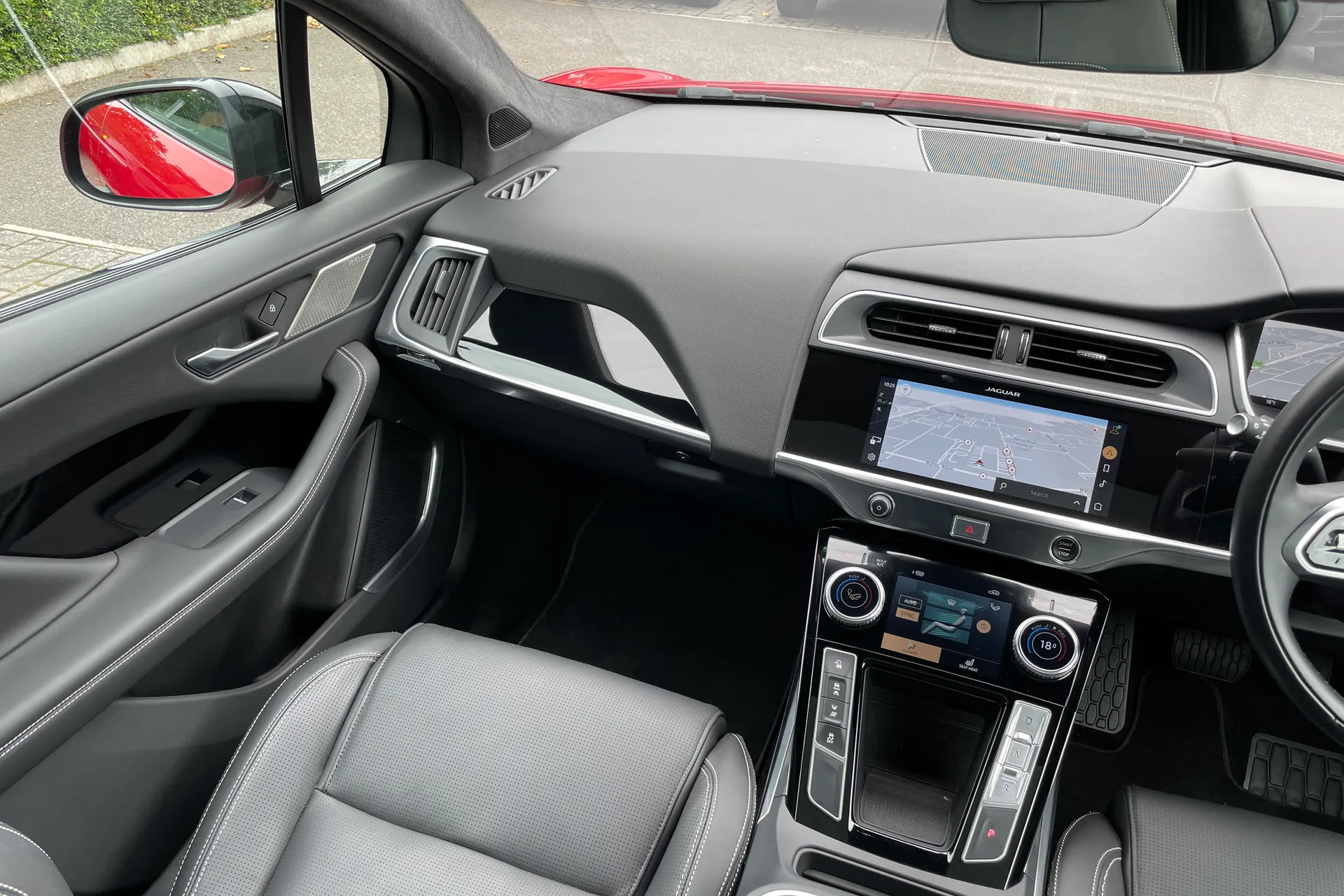 Jaguar I-PACE thumbnail image number 15