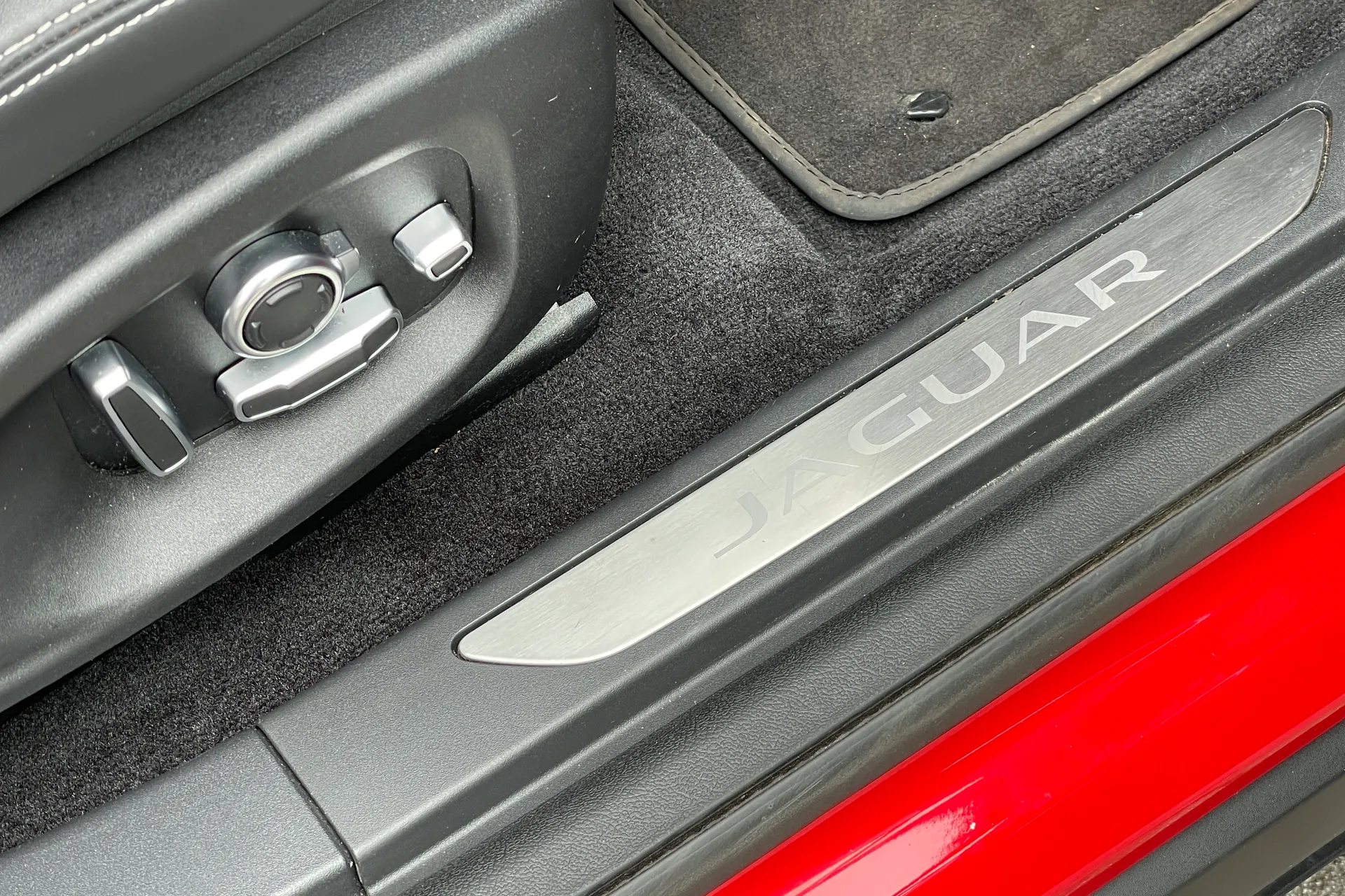 Jaguar I-PACE thumbnail image number 47