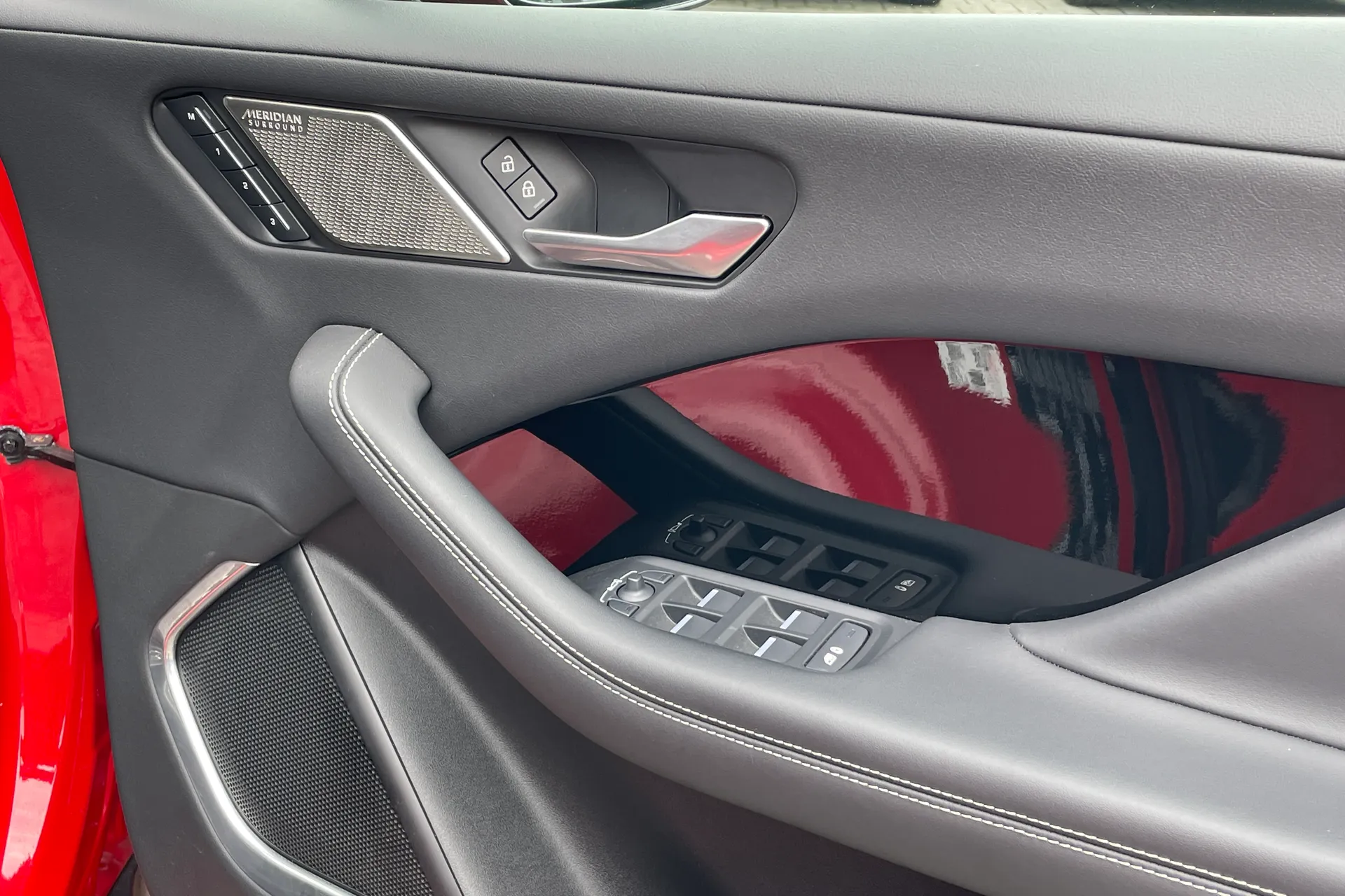 Jaguar I-PACE thumbnail image number 46