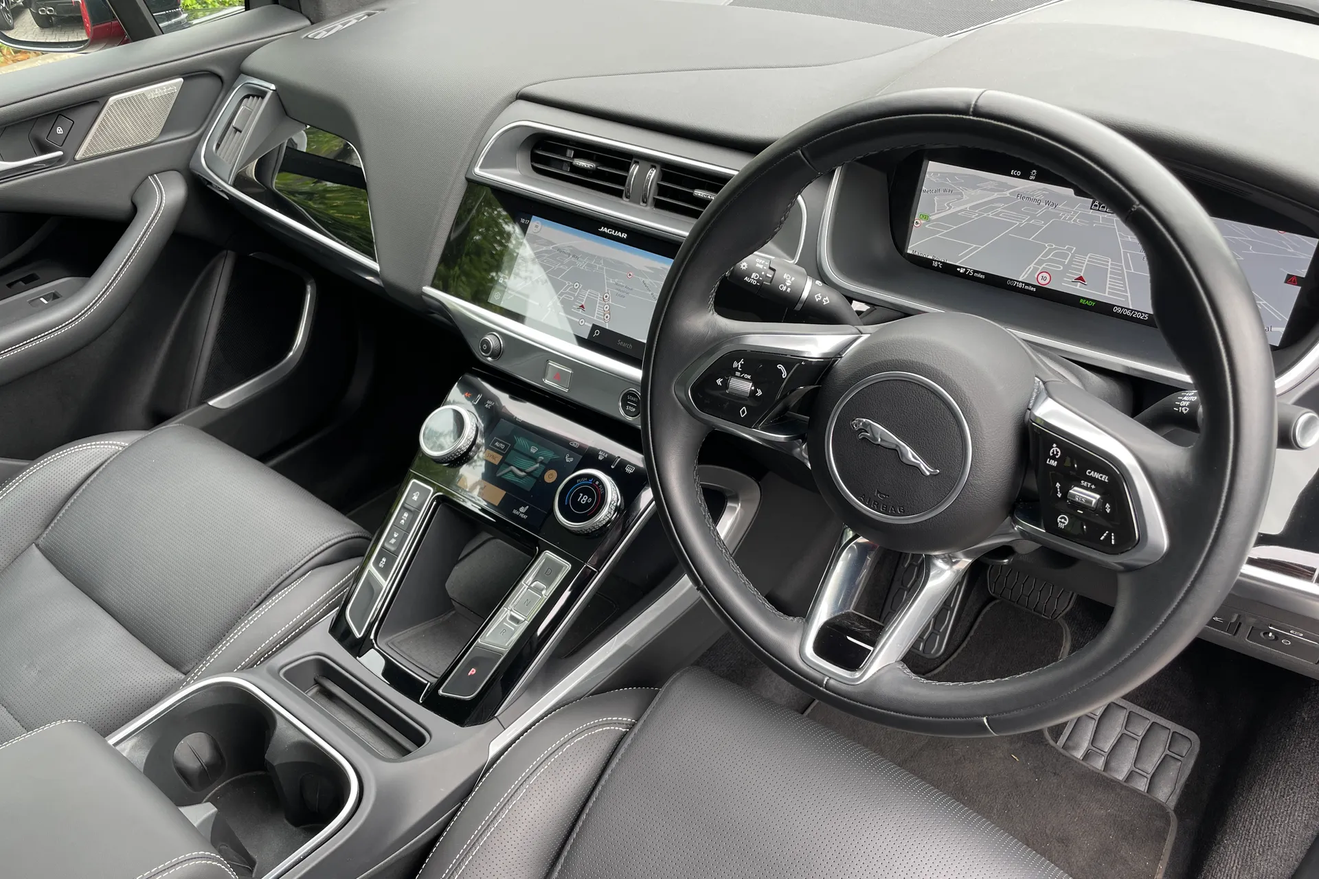 Jaguar I-PACE thumbnail image number 34