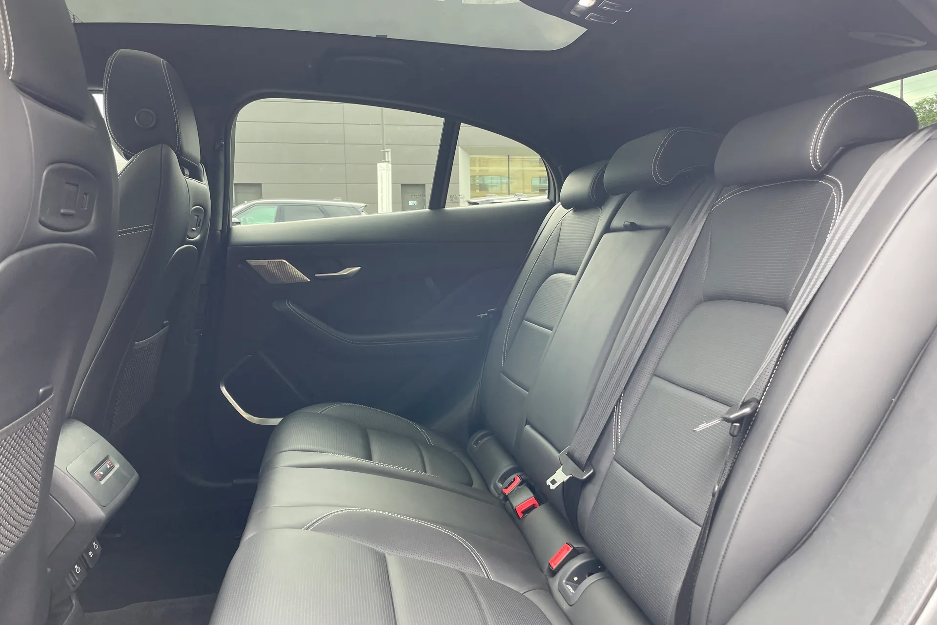 Jaguar I-PACE thumbnail image number 33