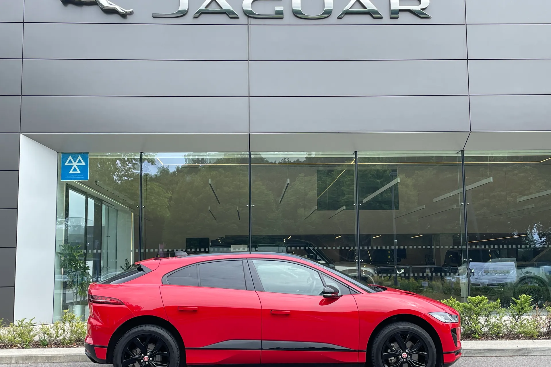 Jaguar I-PACE thumbnail image number 2