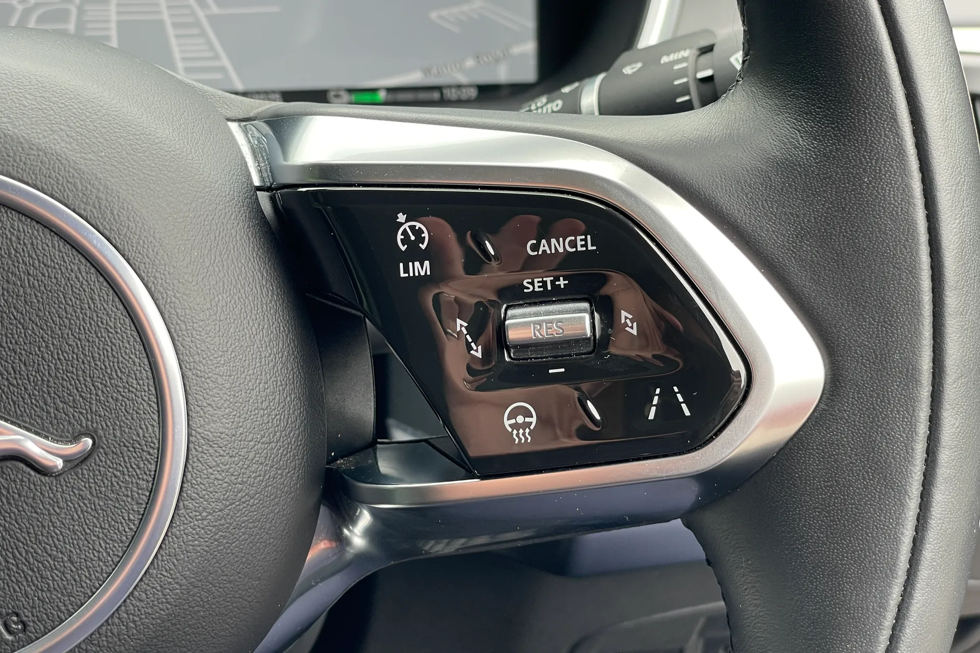 Jaguar I-PACE thumbnail image number 44