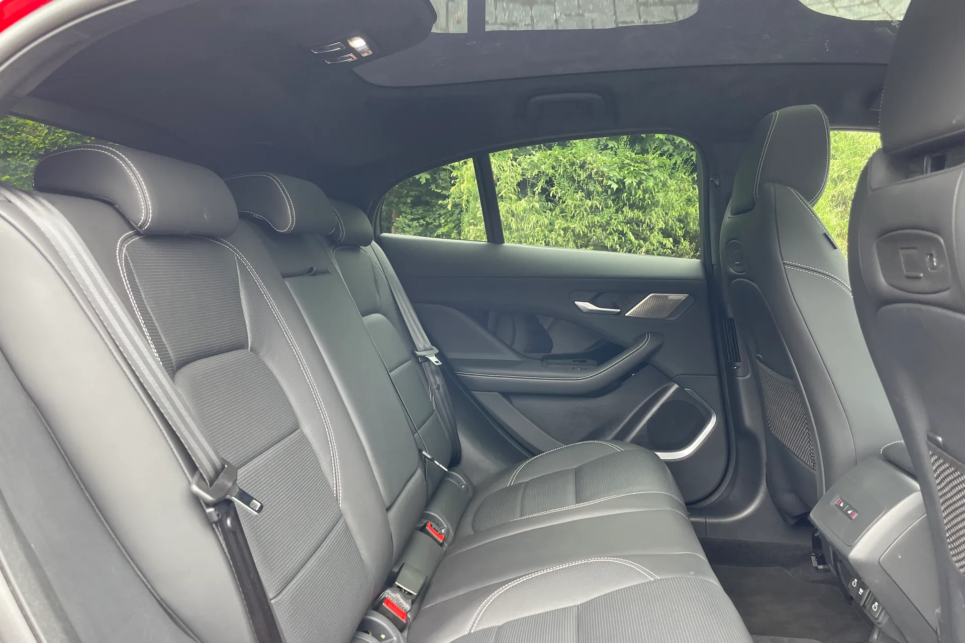 Jaguar I-PACE thumbnail image number 28
