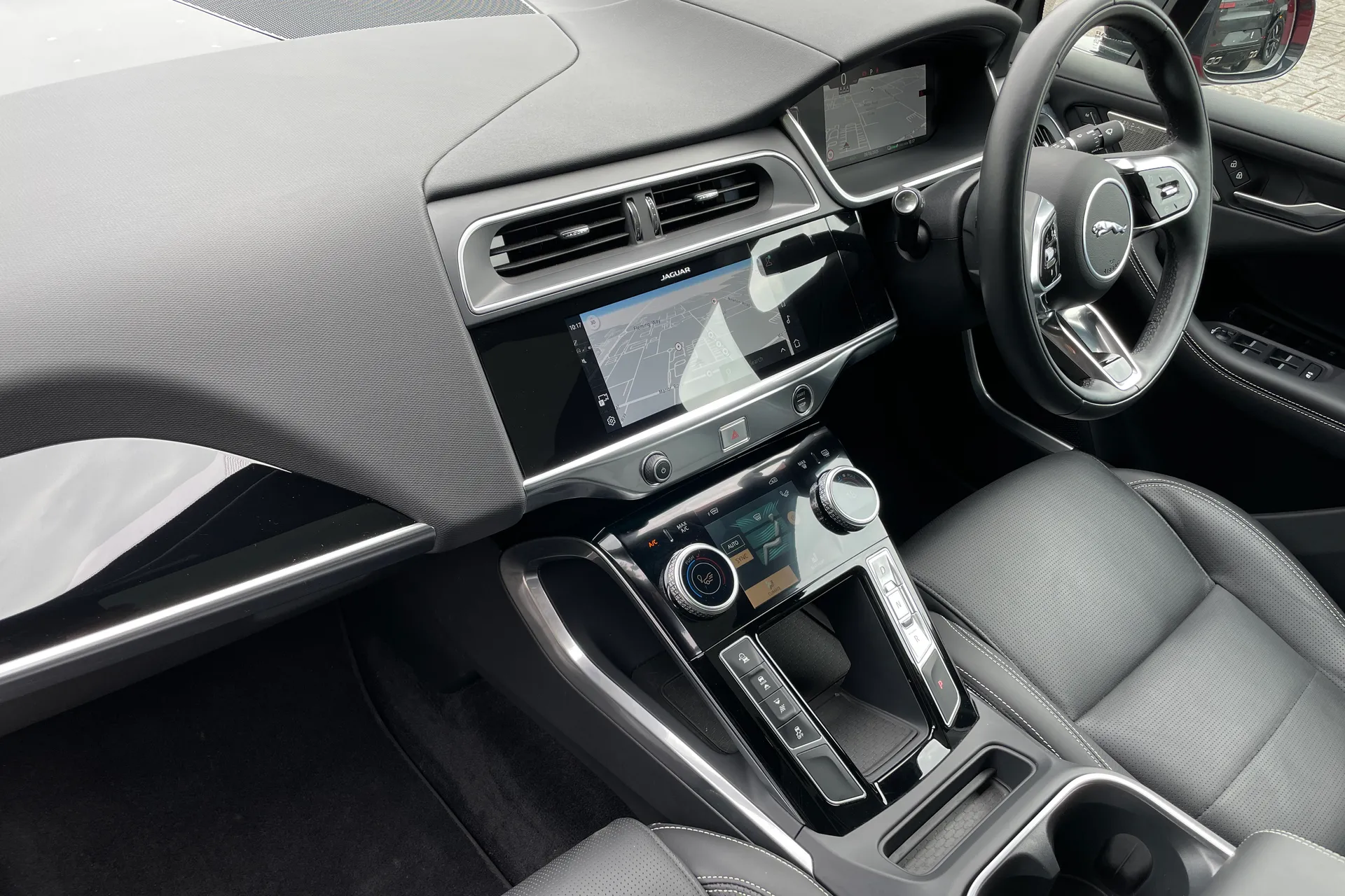 Jaguar I-PACE thumbnail image number 36