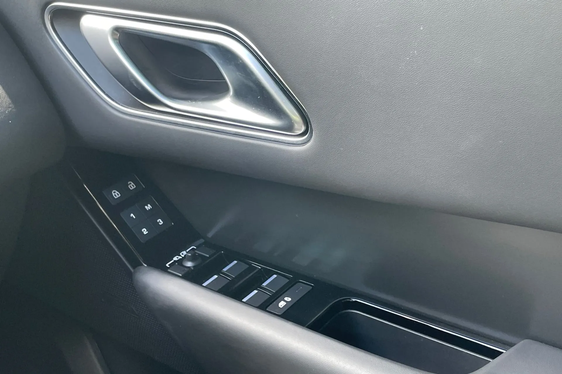 LAND ROVER RANGE ROVER VELAR thumbnail image number 43