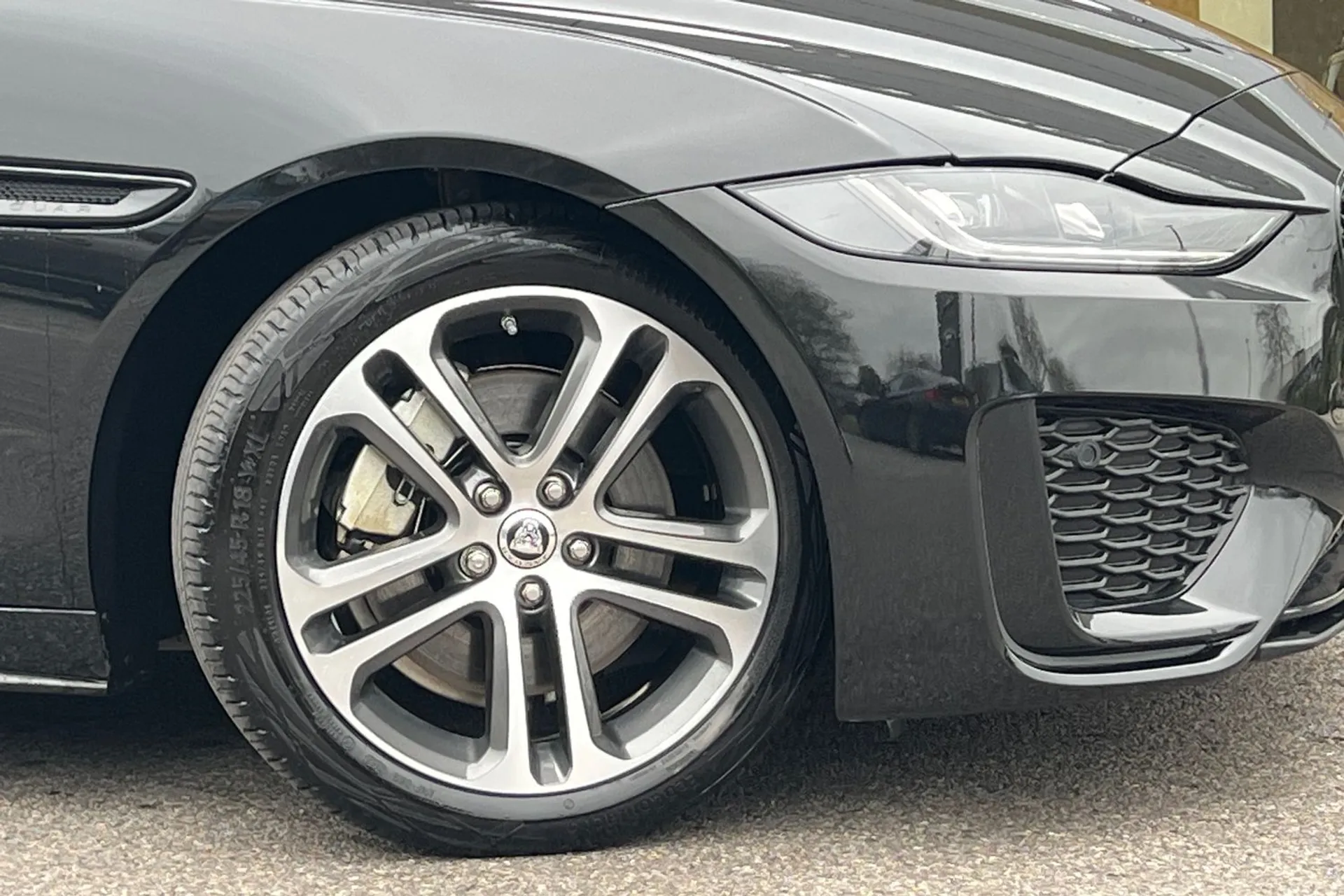 Jaguar XE thumbnail image number 4