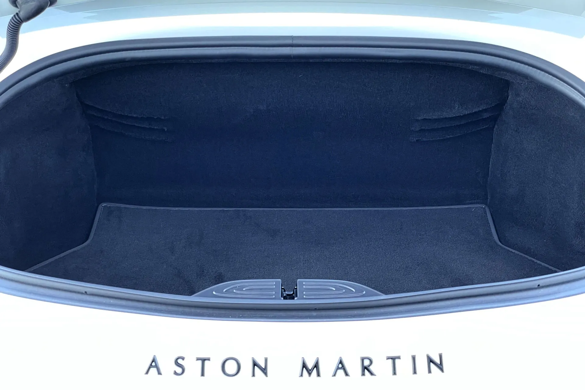 Aston Martin Vantage thumbnail image number 16