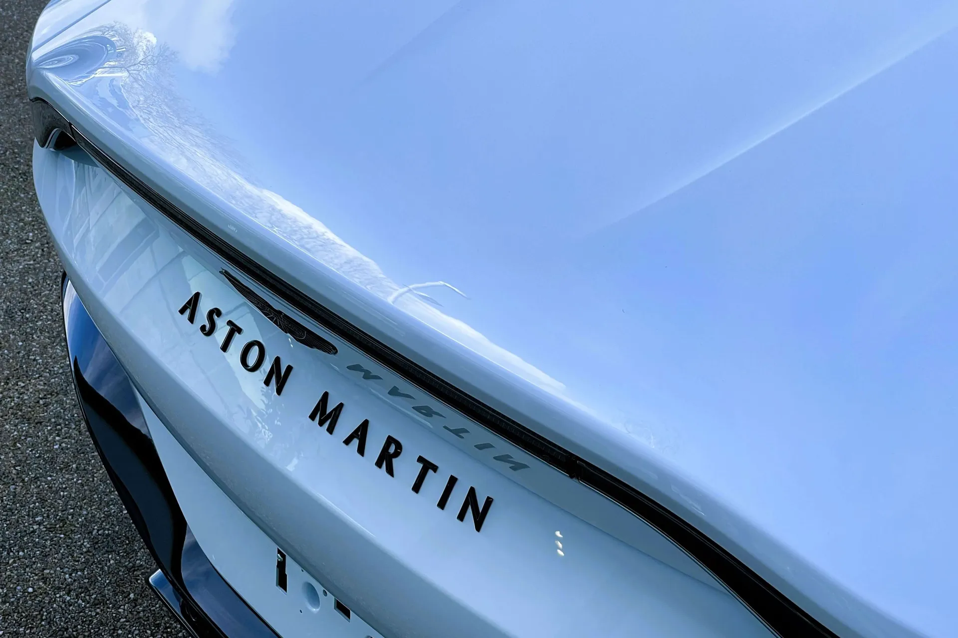 Aston Martin Vantage thumbnail image number 14