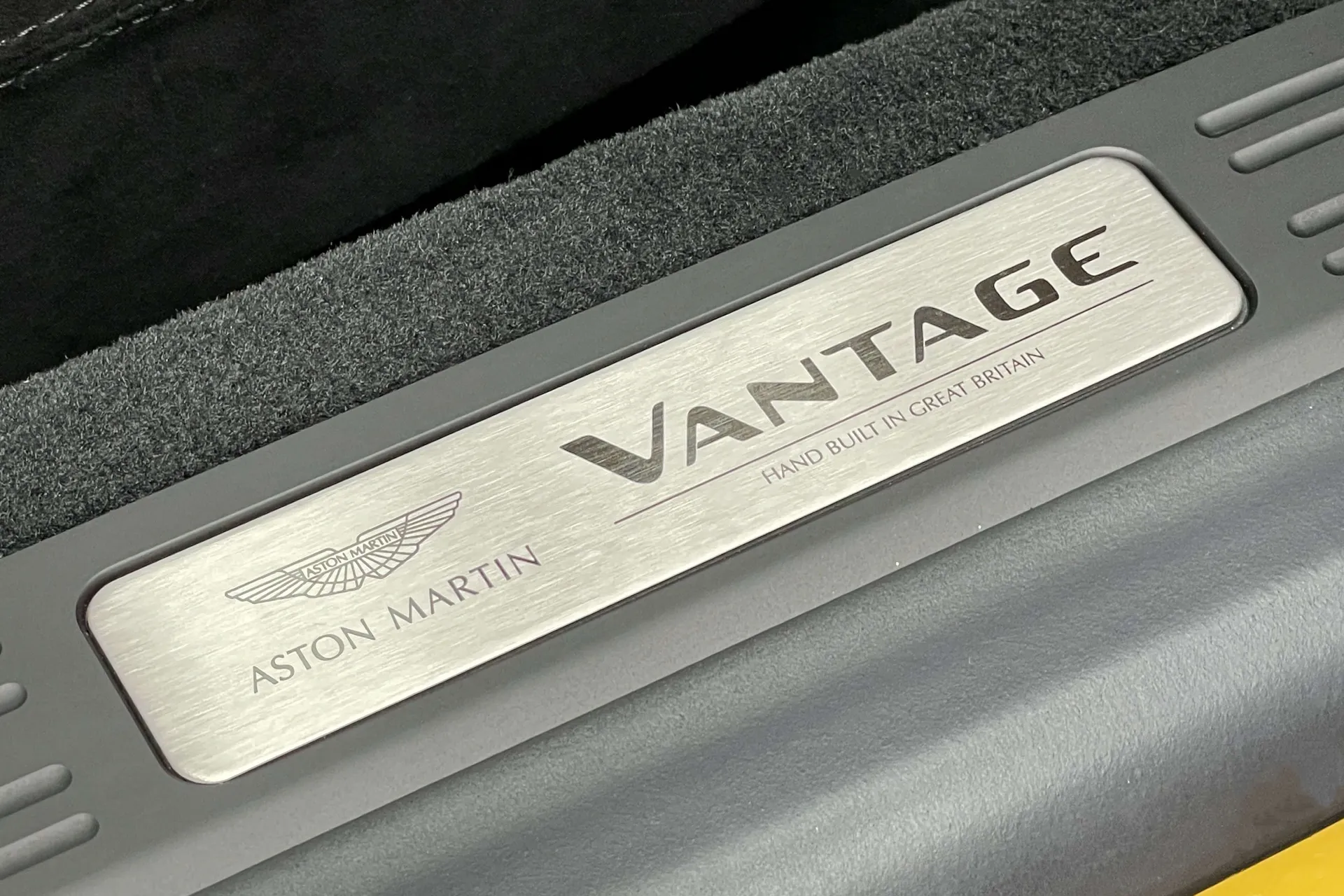 Aston Martin Vantage thumbnail image number 23