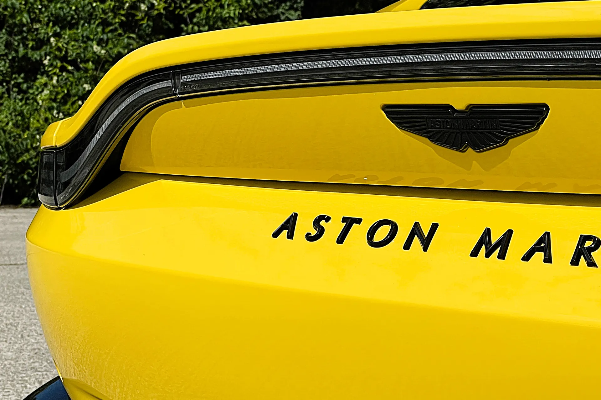 Aston Martin Vantage thumbnail image number 17
