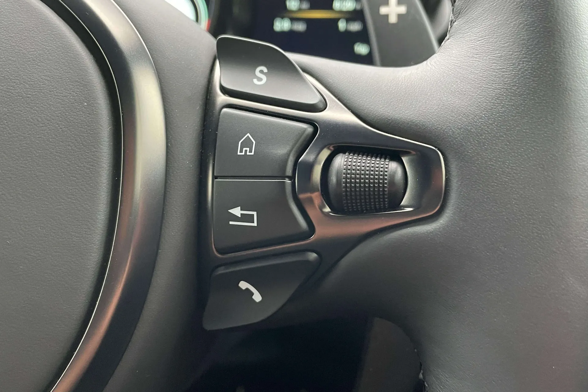 Aston Martin Vantage thumbnail image number 30