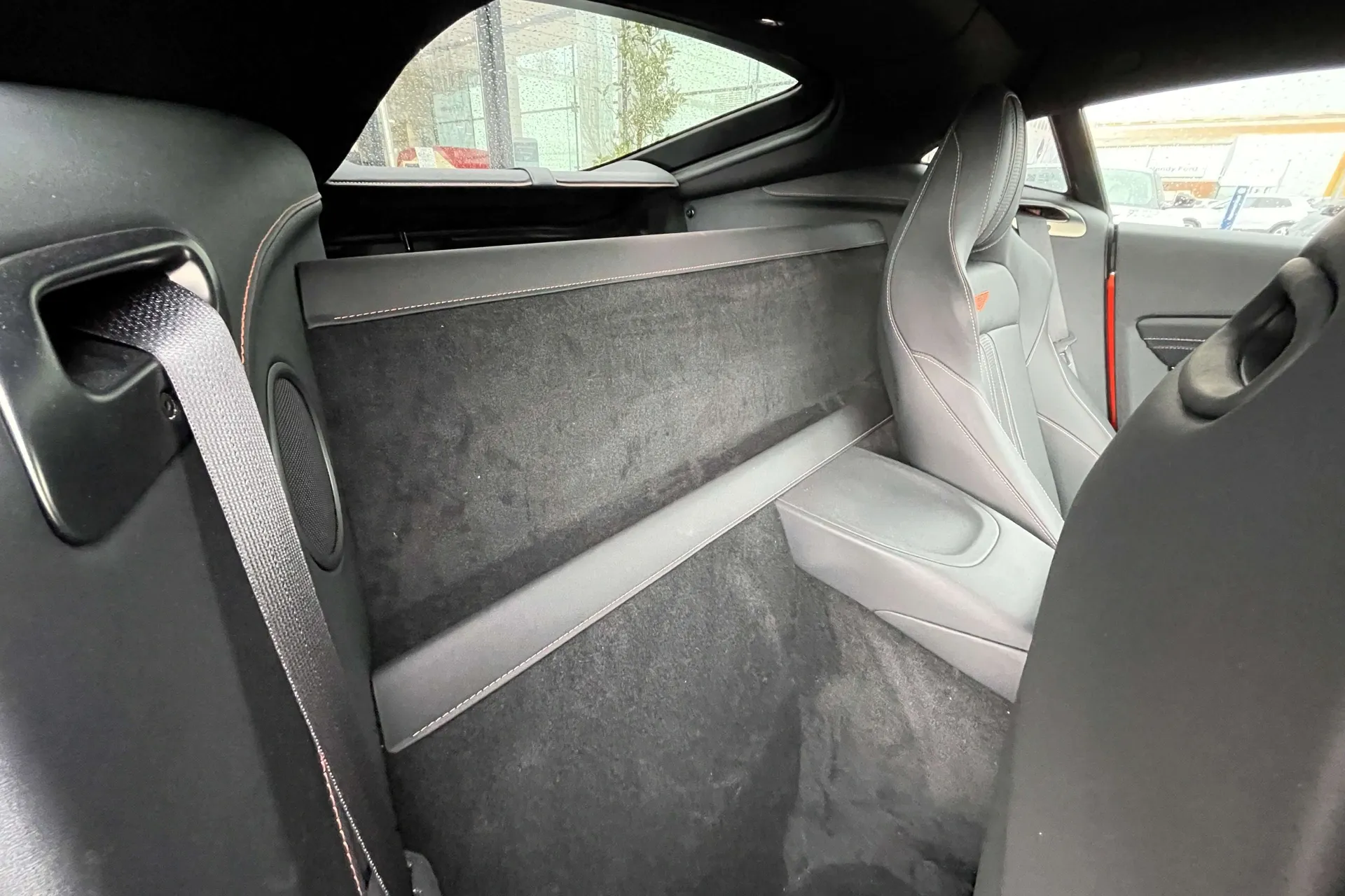 Aston Martin Vantage thumbnail image number 19