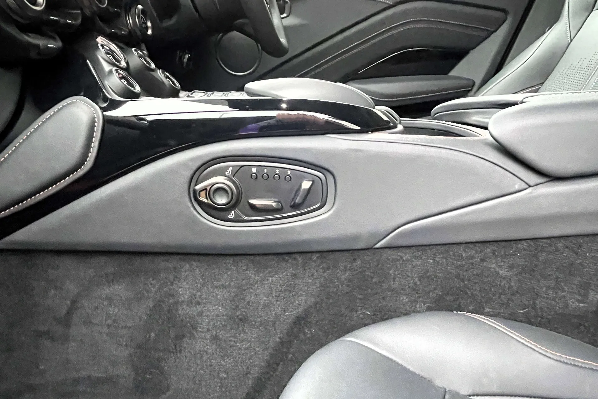 Aston Martin Vantage thumbnail image number 24
