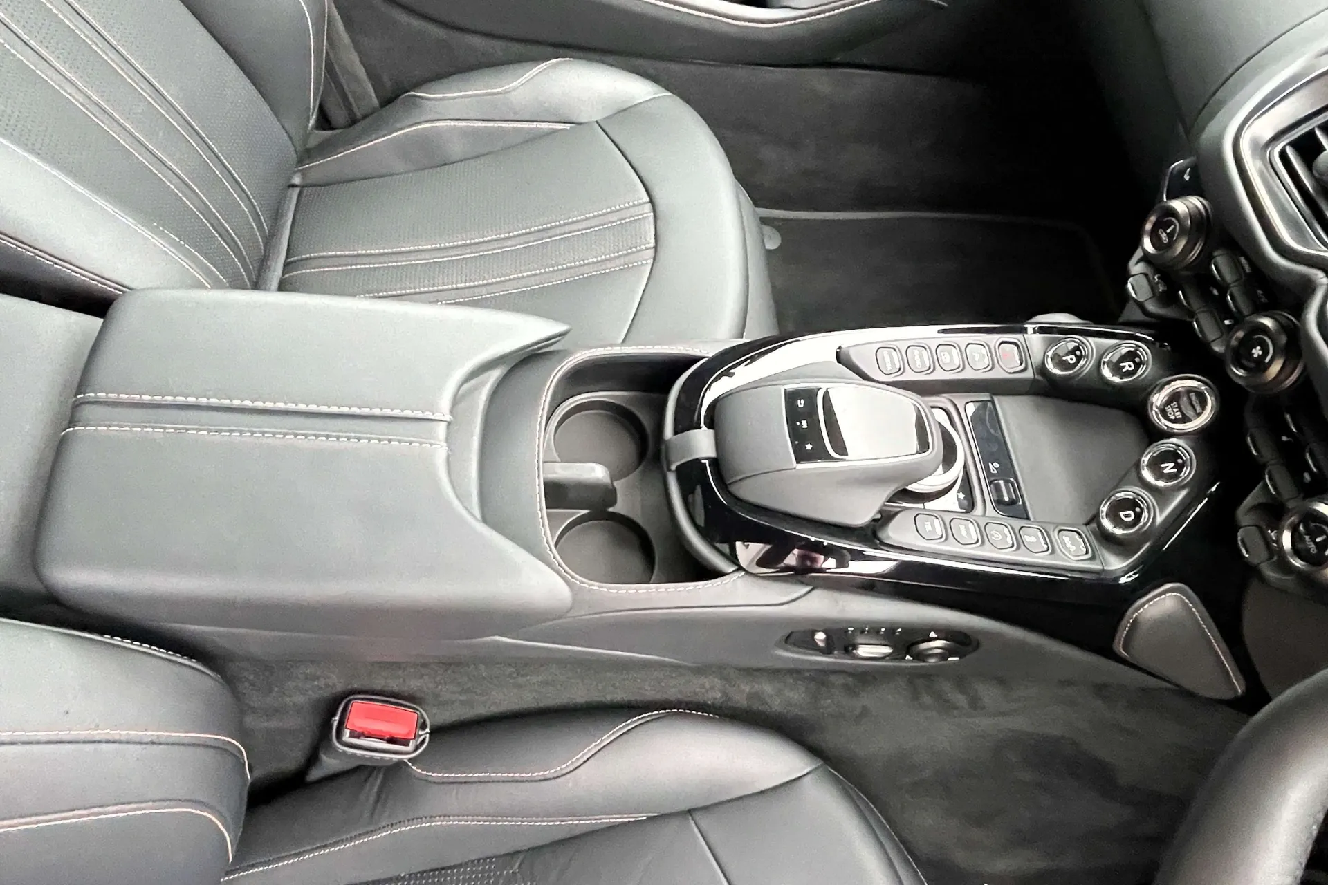 Aston Martin Vantage thumbnail image number 38