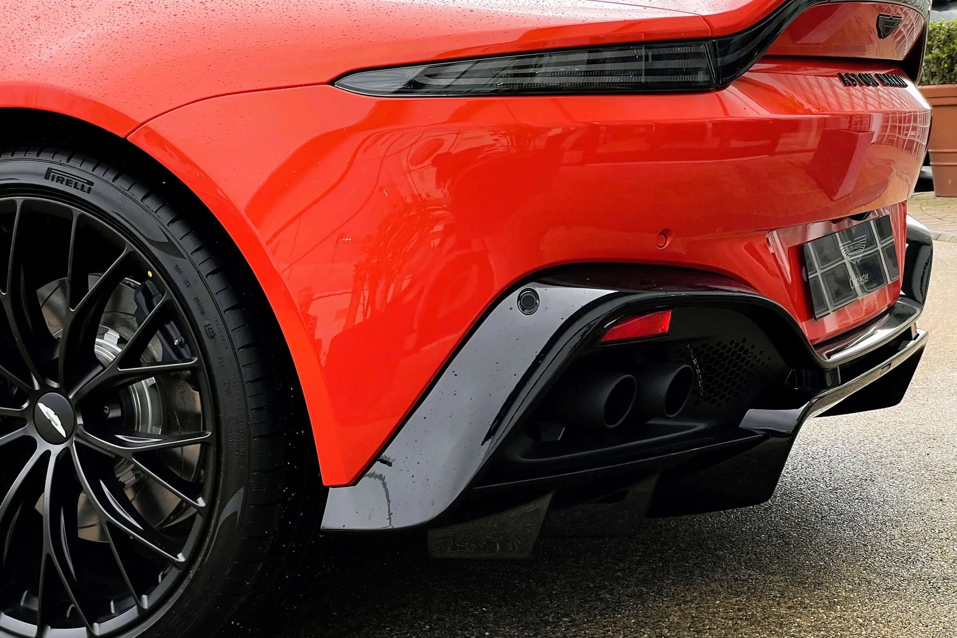 Aston Martin Vantage thumbnail image number 14