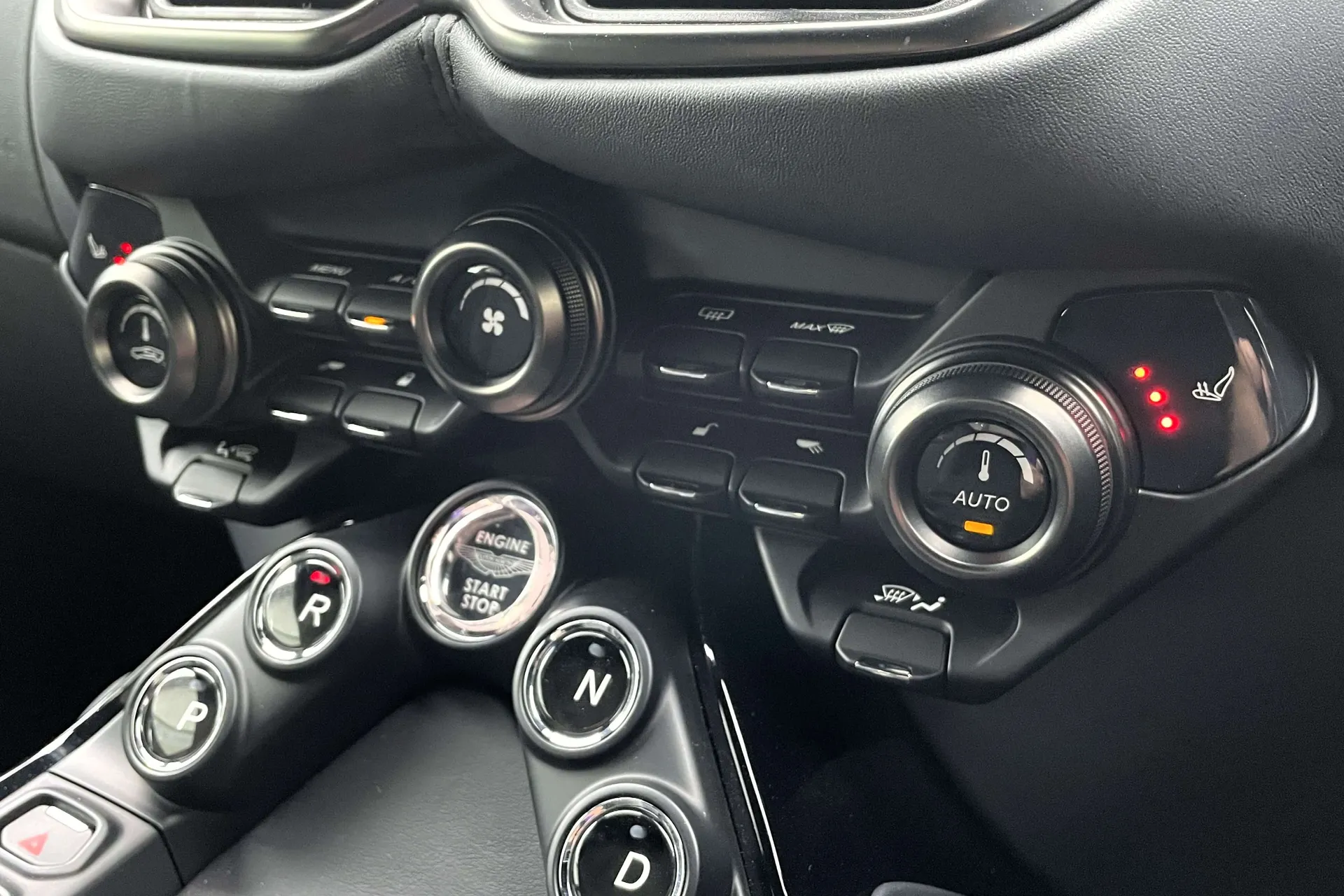 Aston Martin Vantage thumbnail image number 28
