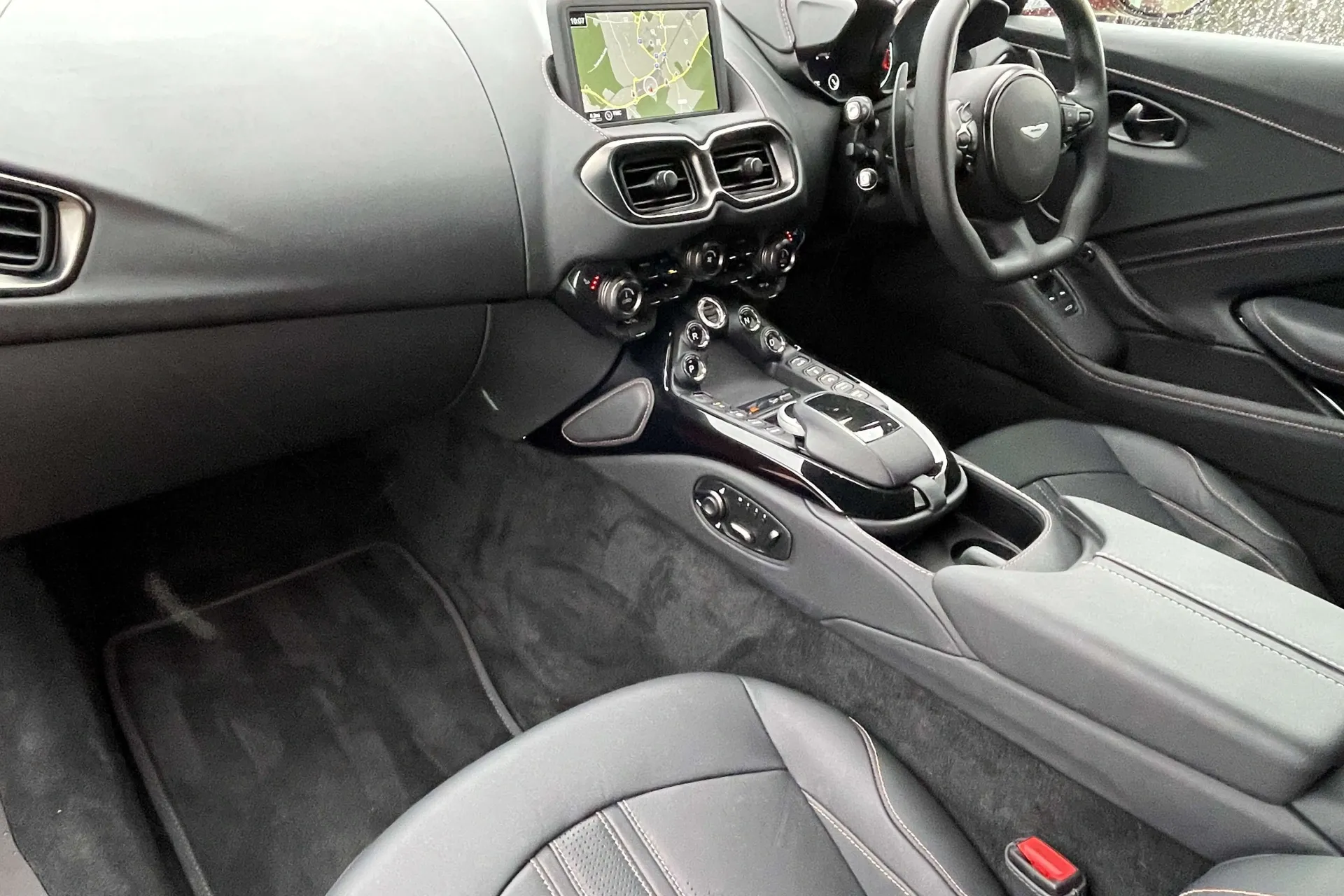 Aston Martin Vantage thumbnail image number 25