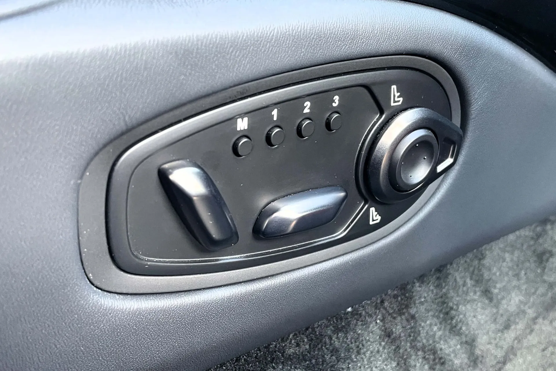 Aston Martin Vantage thumbnail image number 41