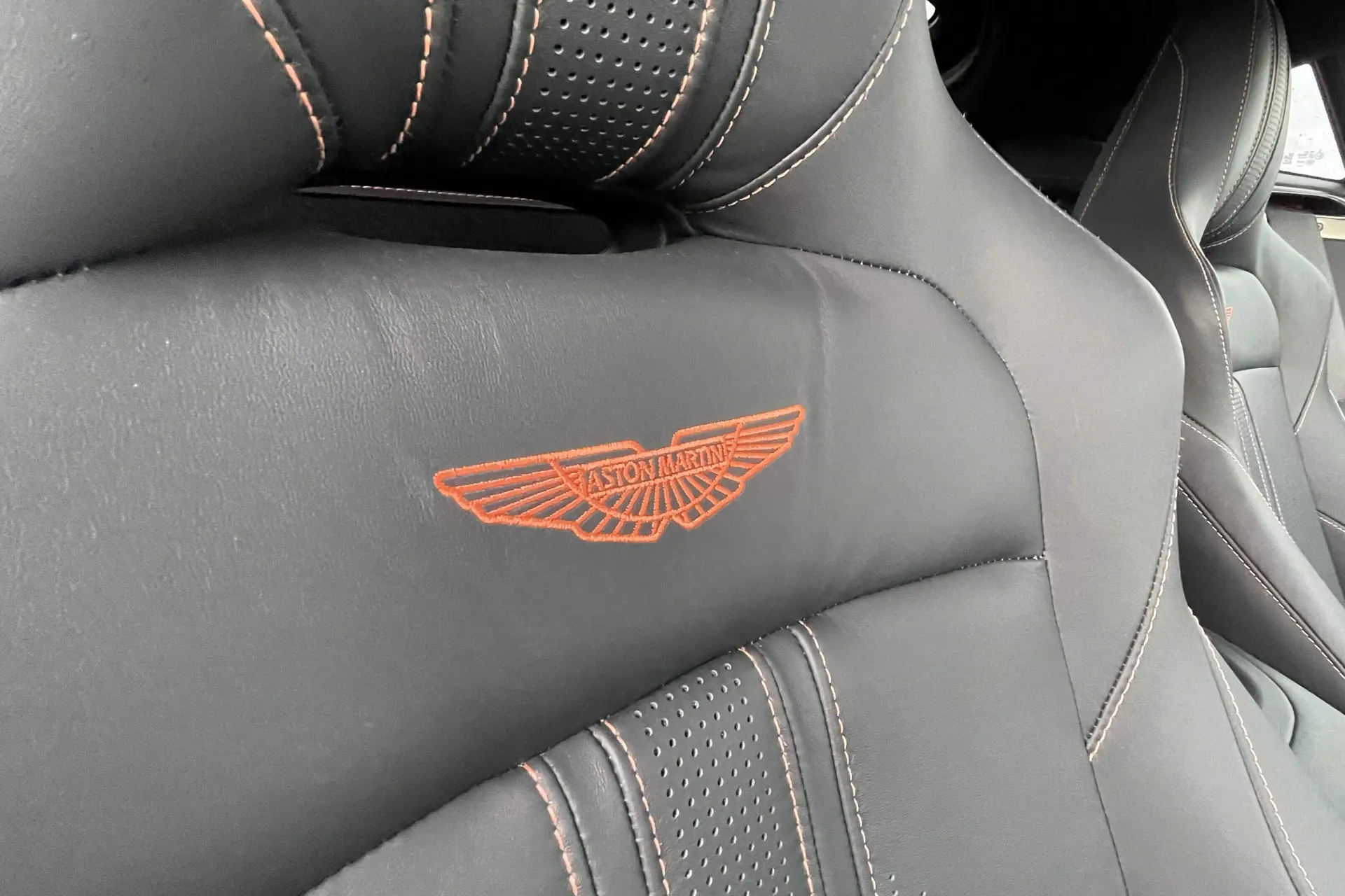 Aston Martin Vantage thumbnail image number 20