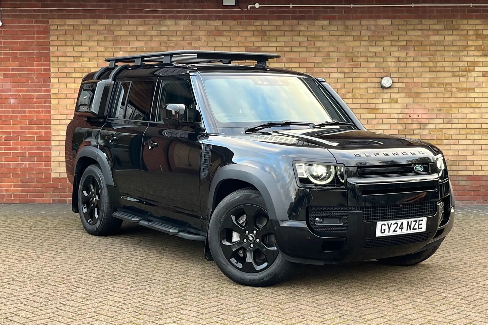 LAND ROVER DEFENDER focused image