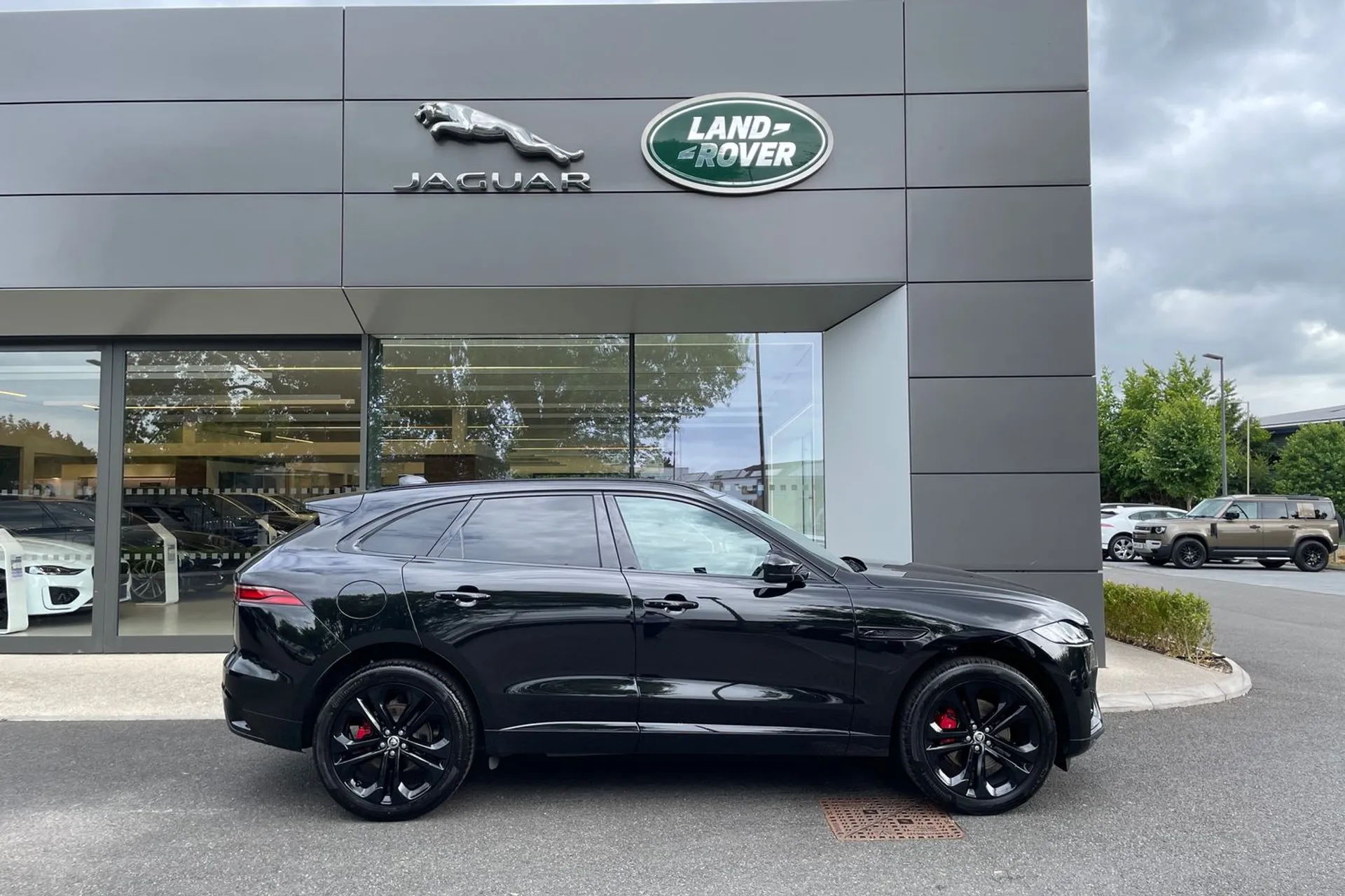 Jaguar F-PACE thumbnail image number 2