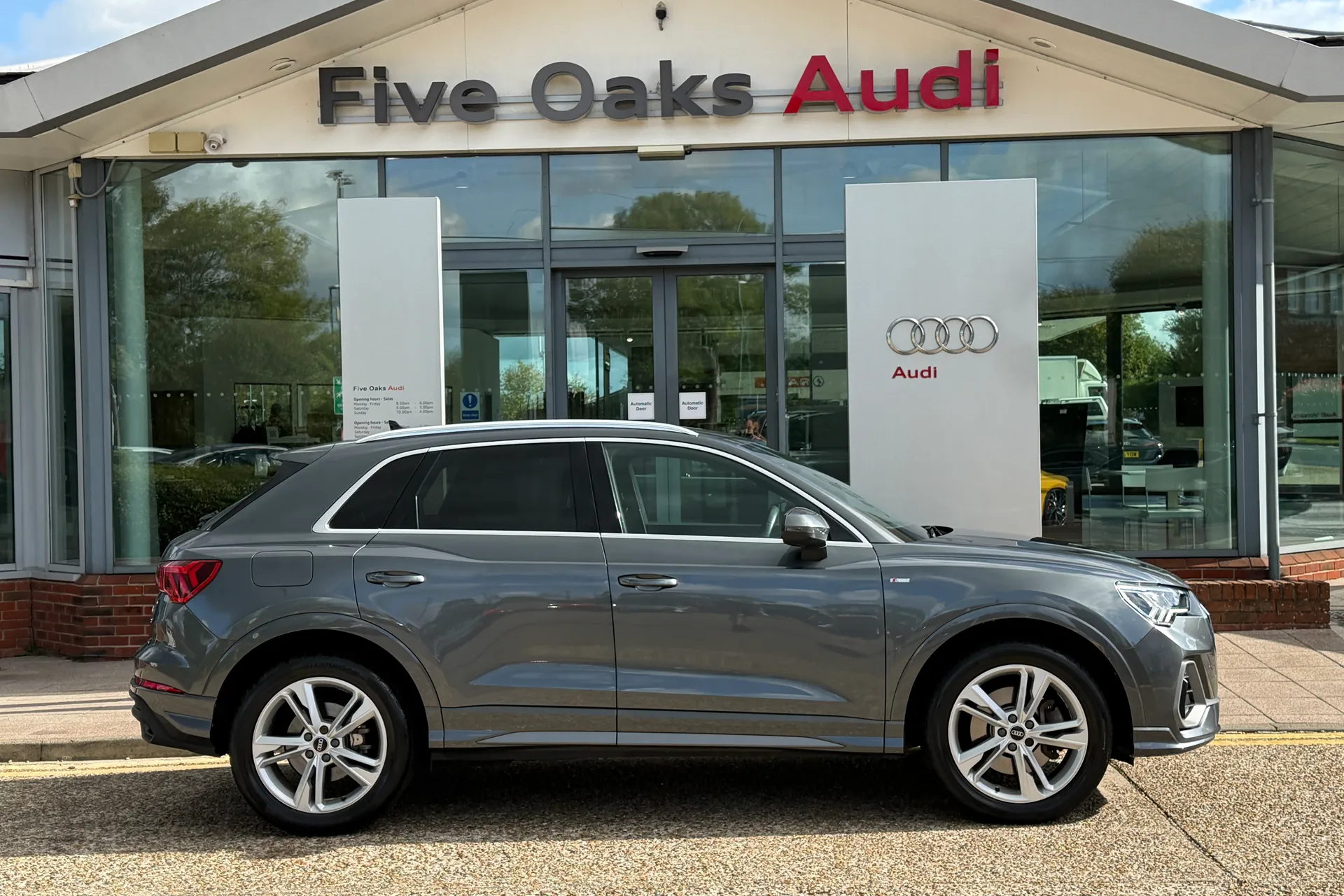 Audi Q3 thumbnail image number 2