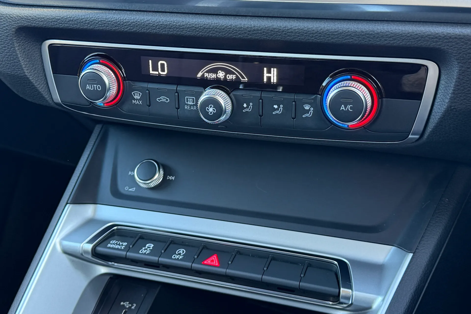 Audi Q3 thumbnail image number 12