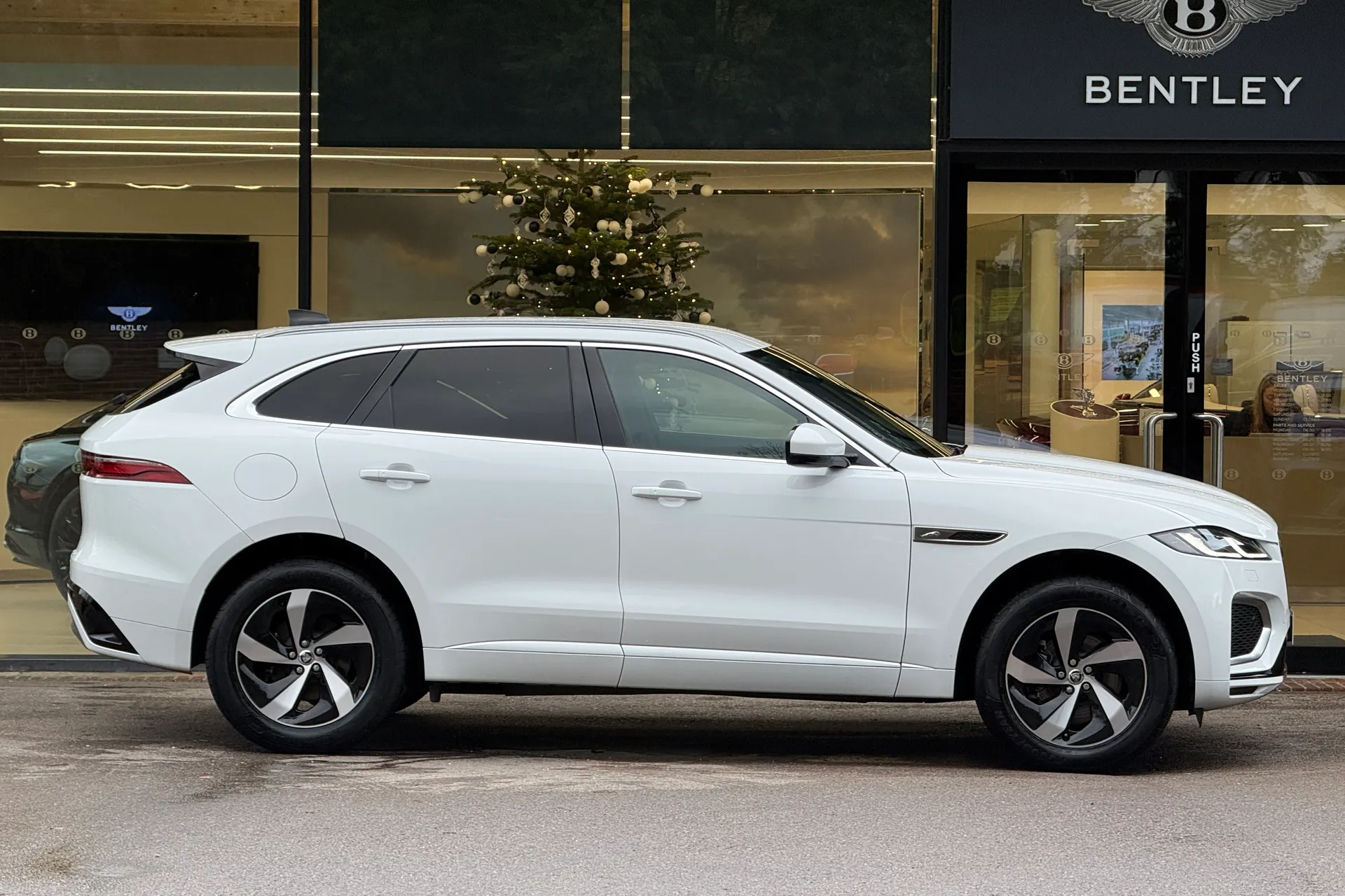 Jaguar F-PACE thumbnail image number 10