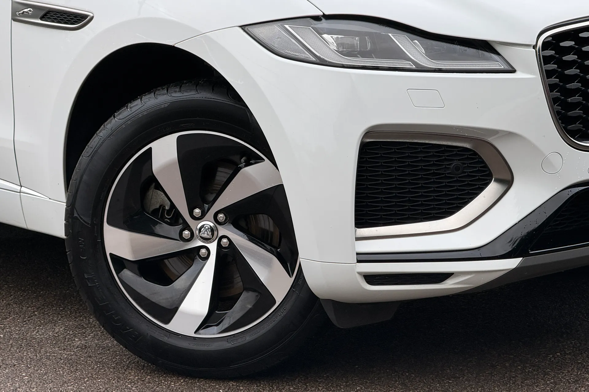 Jaguar F-PACE thumbnail image number 3