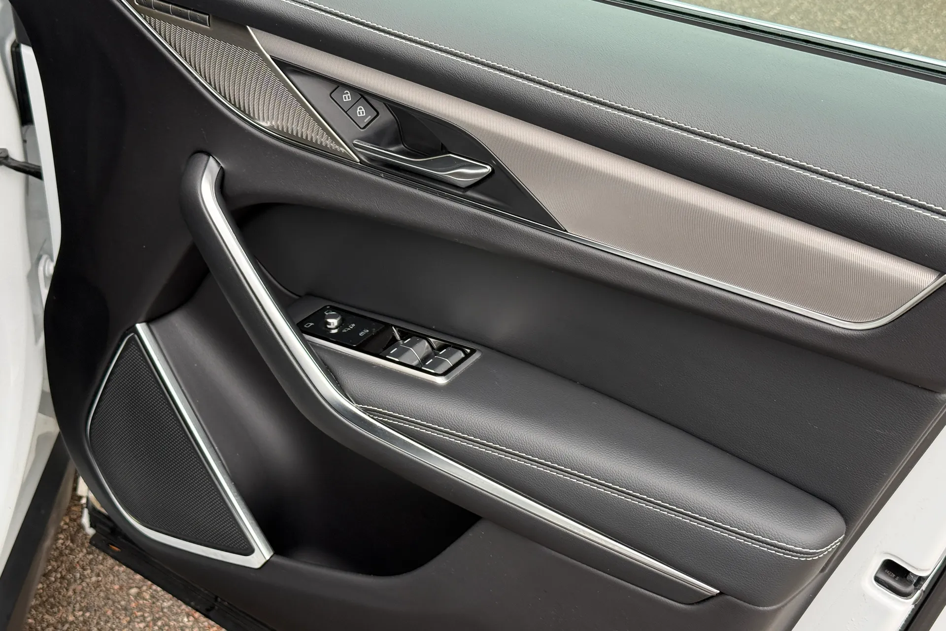 Jaguar F-PACE thumbnail image number 14